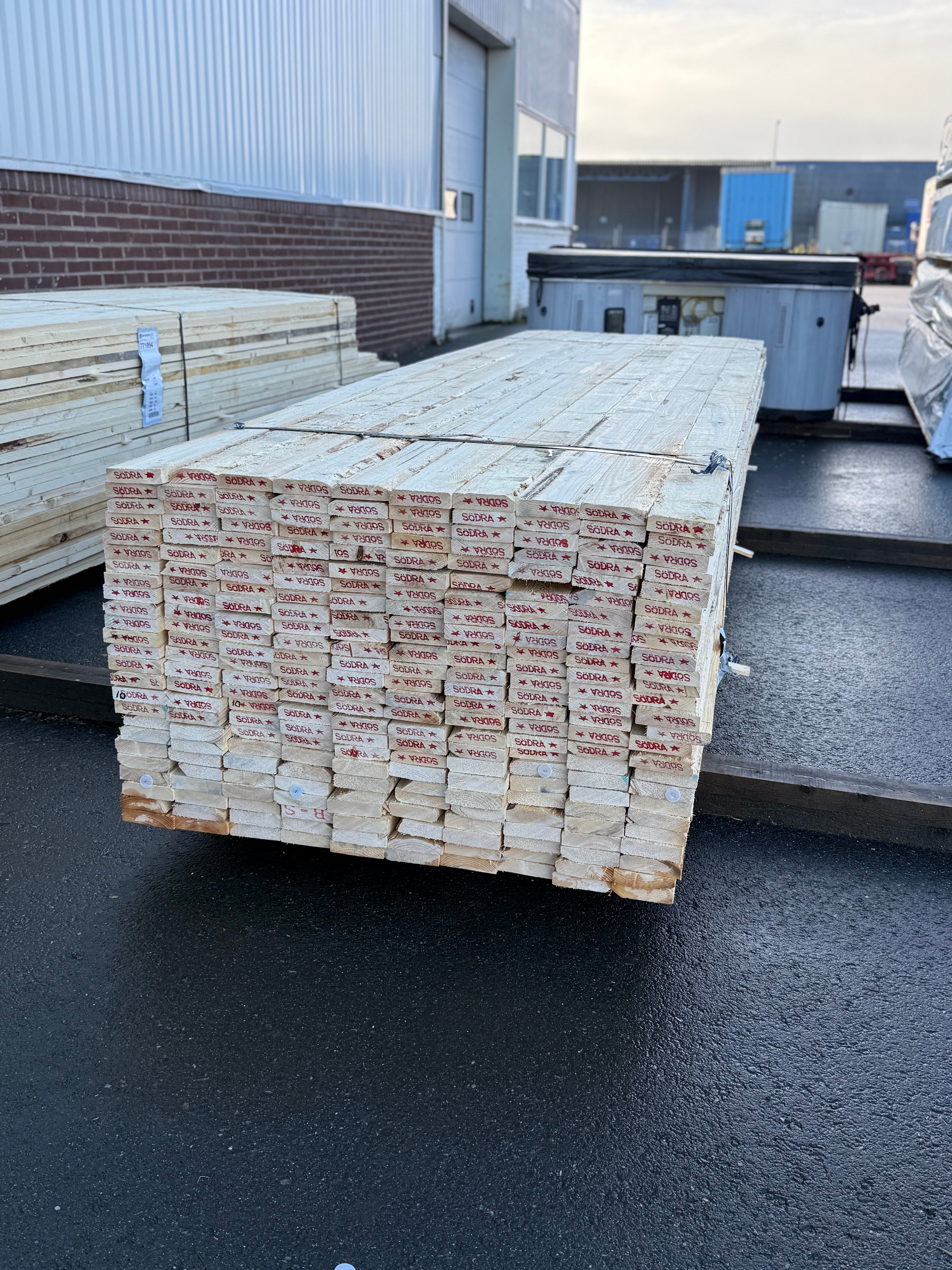 Paket Brädor 25x100mm Råsågade – 249 st (3,6–4,8 m, gran, obehandlad)