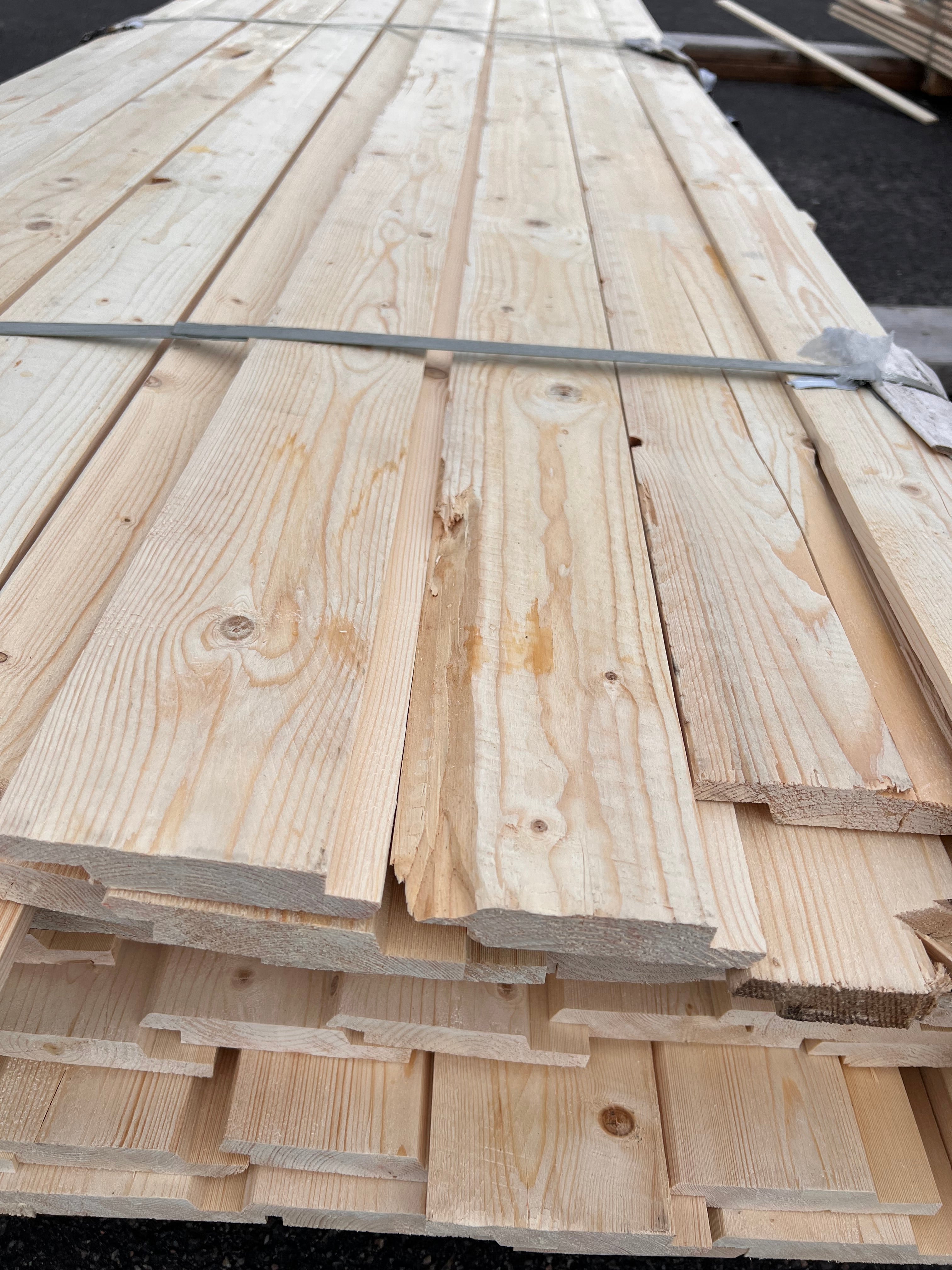 Paket Falsad spårpanel 22x120 mm – 85 st- 3,60-4,29m (Gran) B-Sort