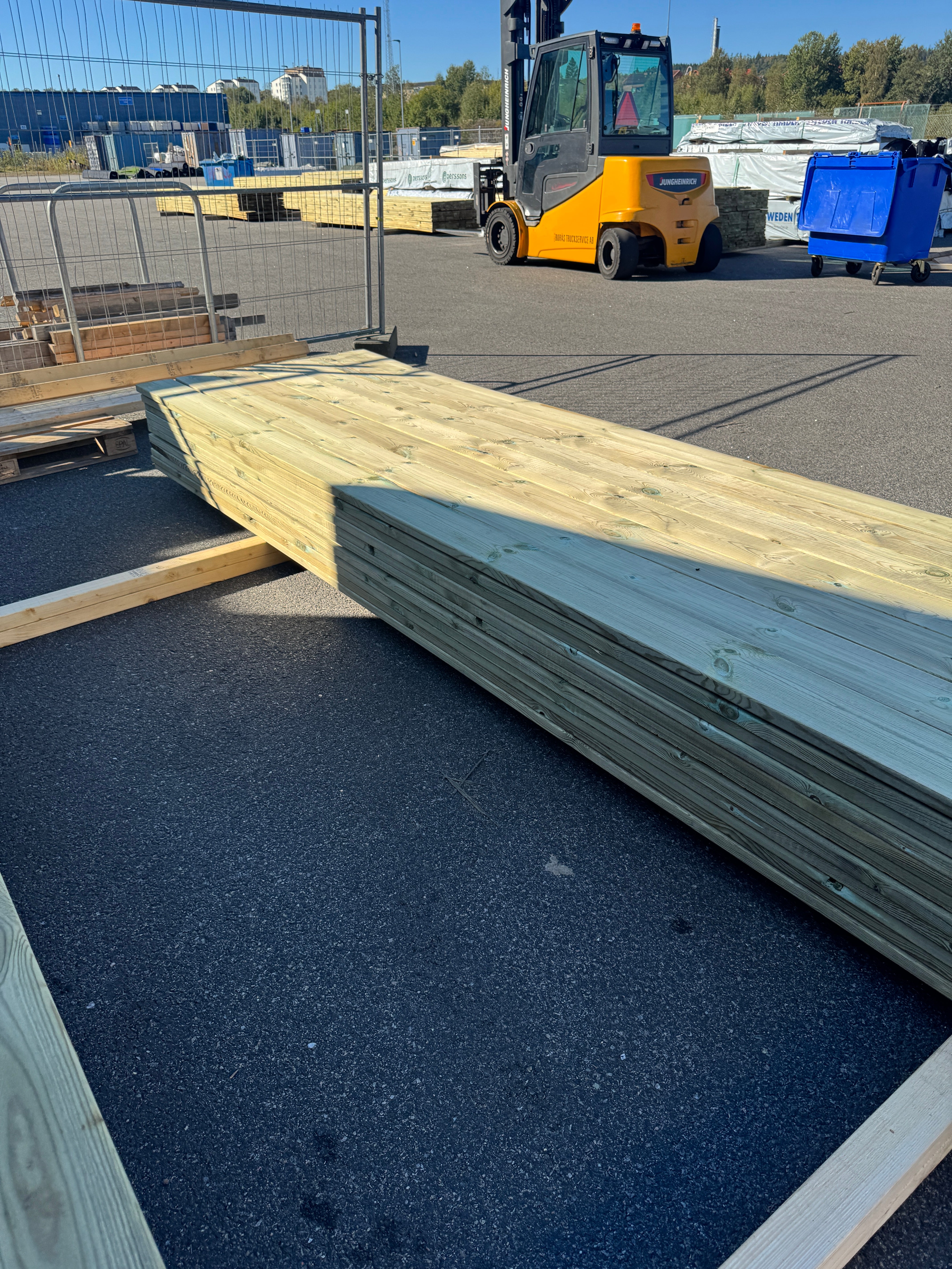 Paket Rillad Trall 28x145mm – 77 st (4,20 m, furu, NTR AB, B-sort)