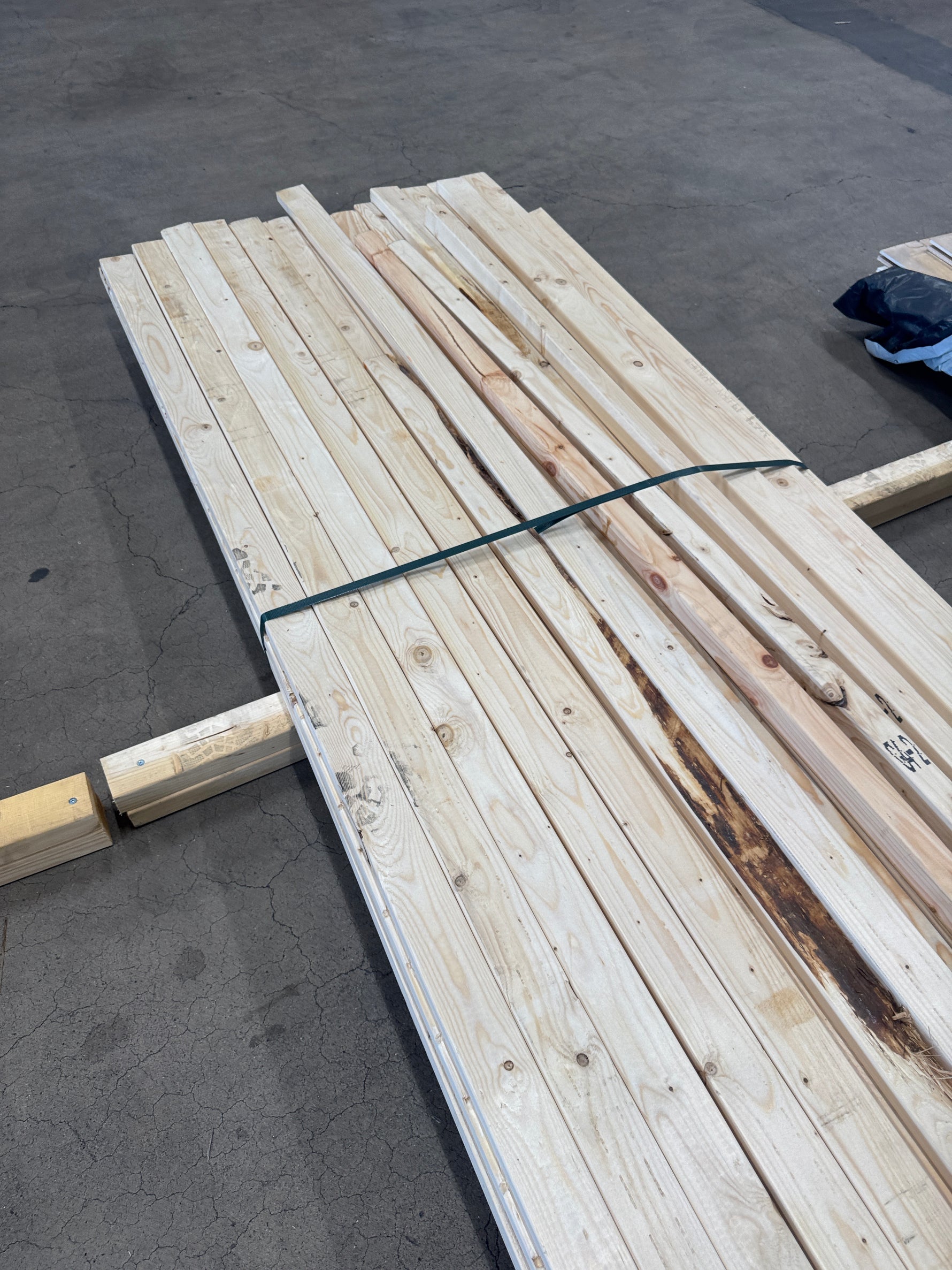 Paket Utsorterat Virke – Blandade dimensioner och längder, 29 st
