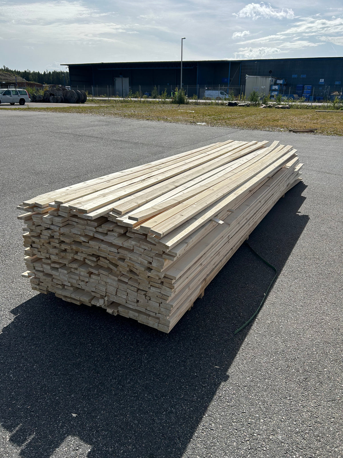 Parti Finsågade Brädor 22x70 mm – 3,60–4,80 m (Andra sortering)