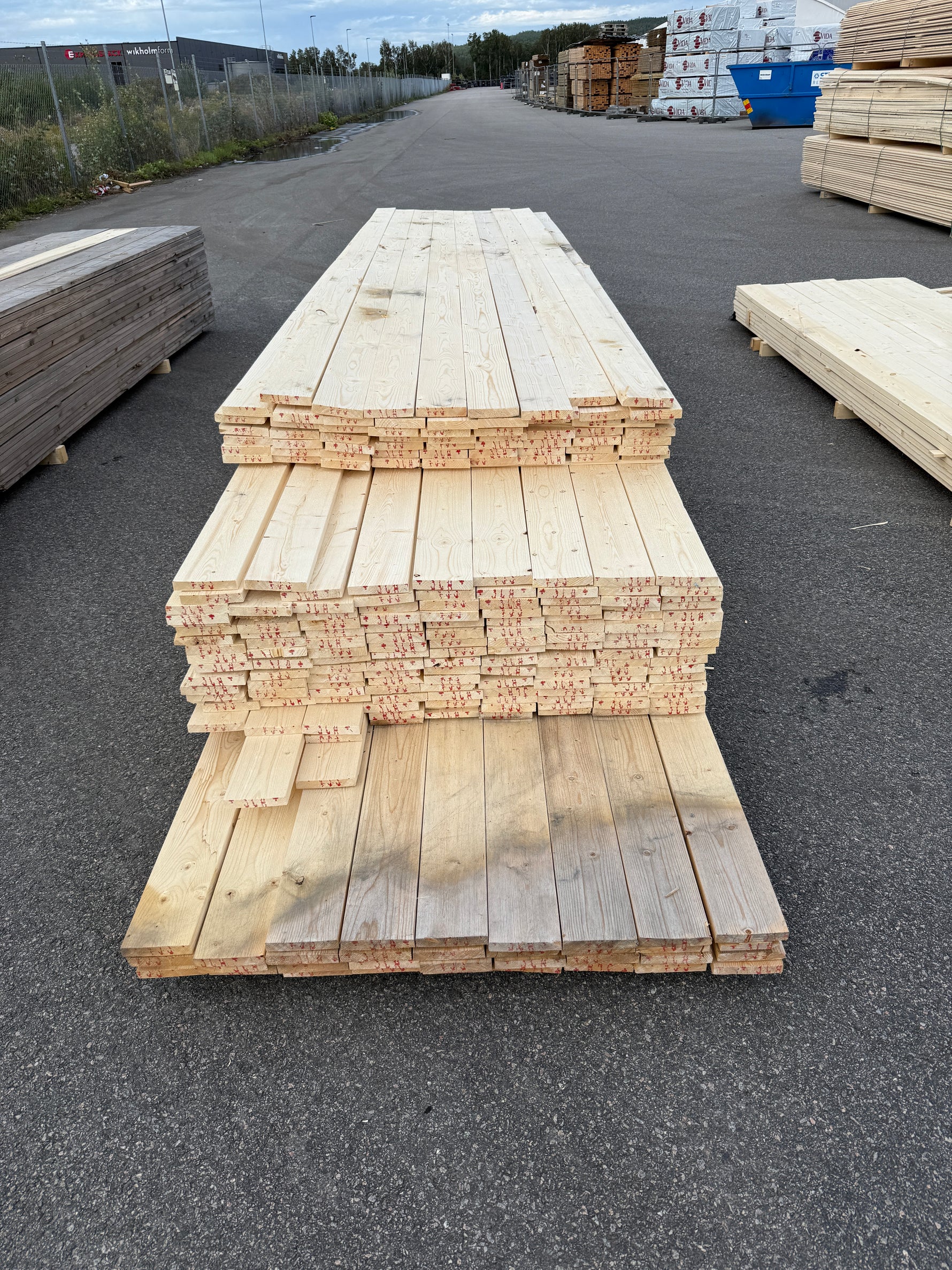 Parti Finsågade Brädor 22x120 mm – 4,20–5,40 m (Andra sortering)
