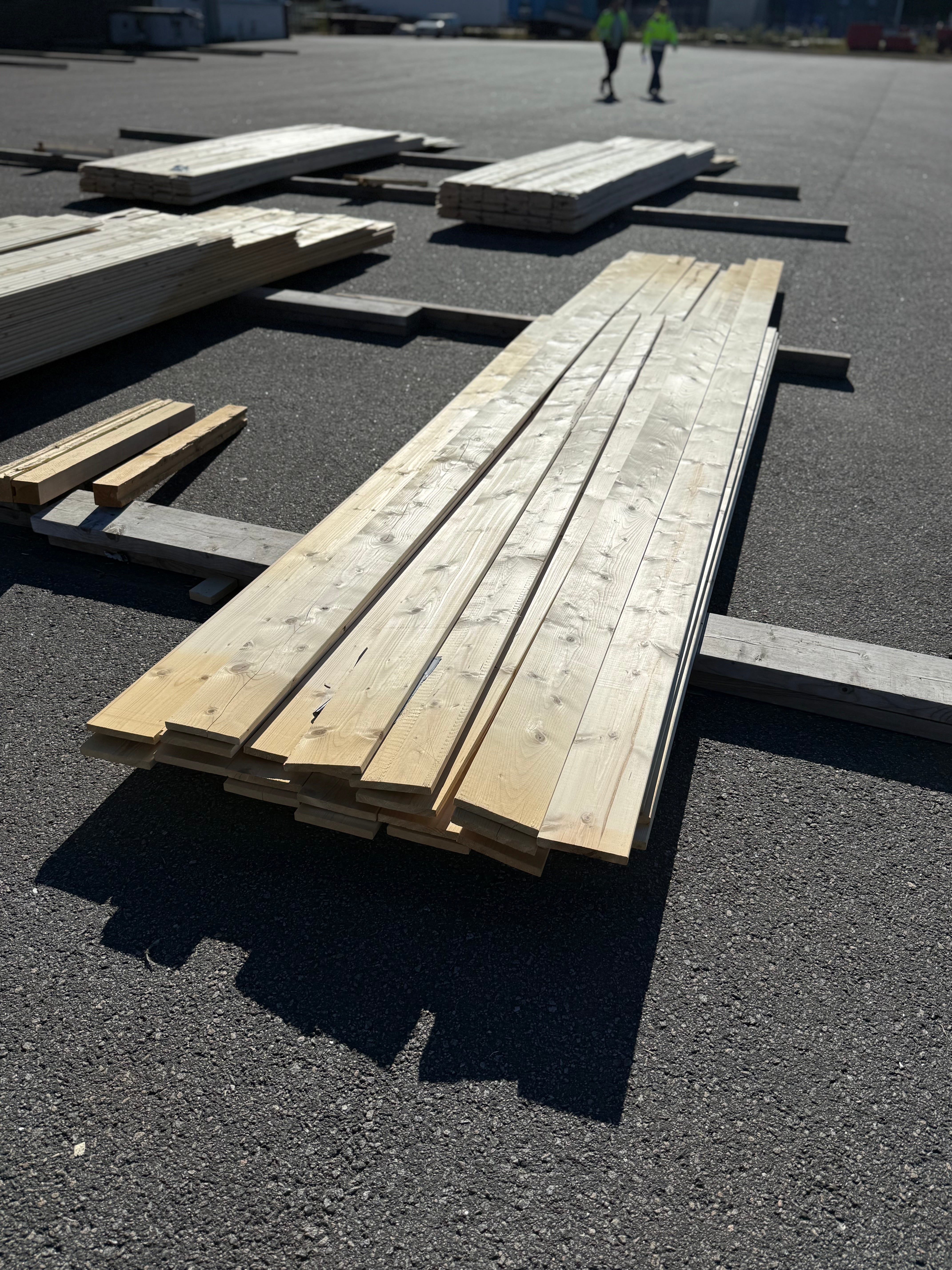 Paket Brädor 17,3x144mm – 26 st (3,30–5,10 m, gran, runtomhyvlat)