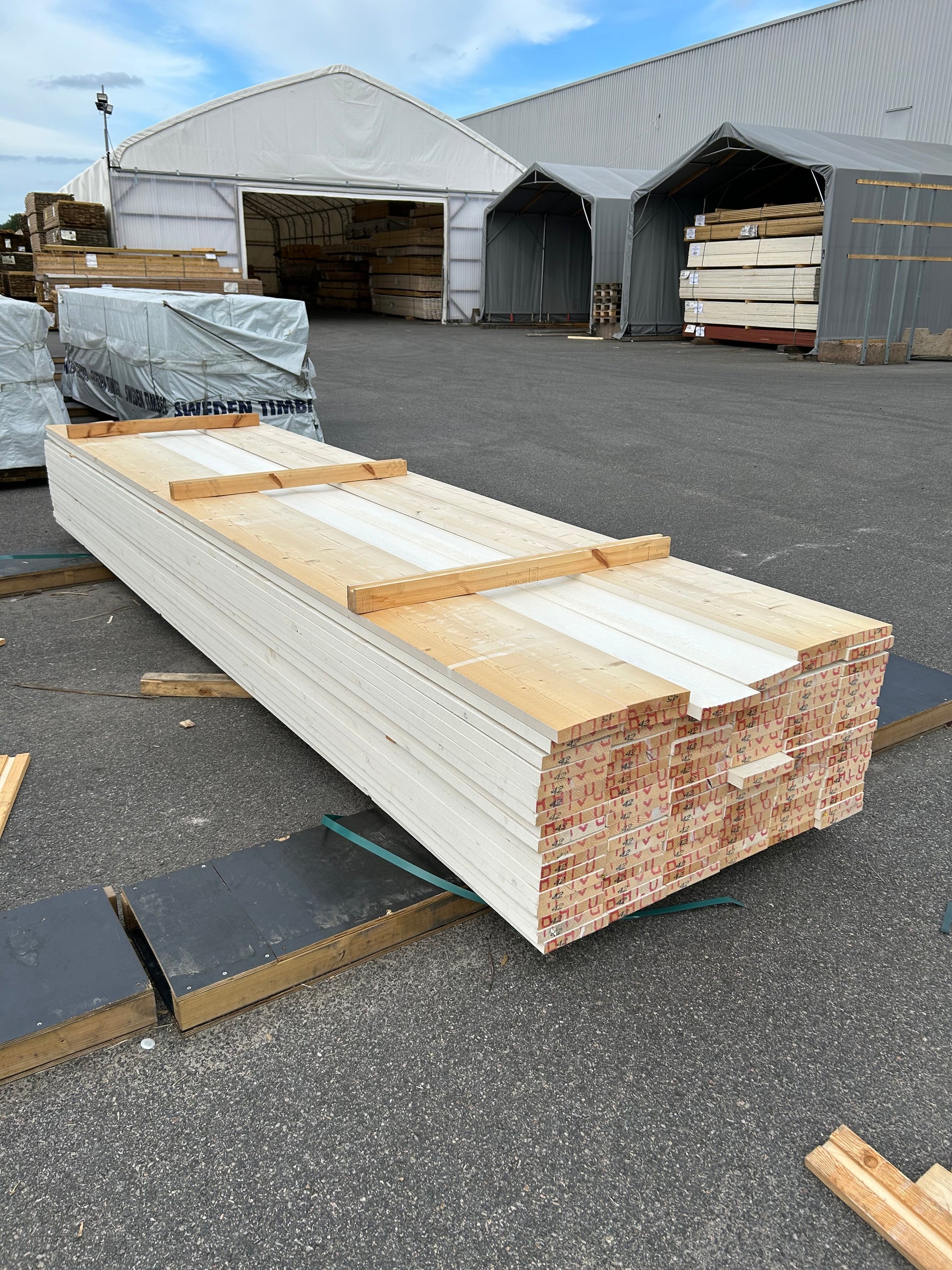 Paket Finsågade Brädor 28x170mm 4,20m 100st Grundmålade