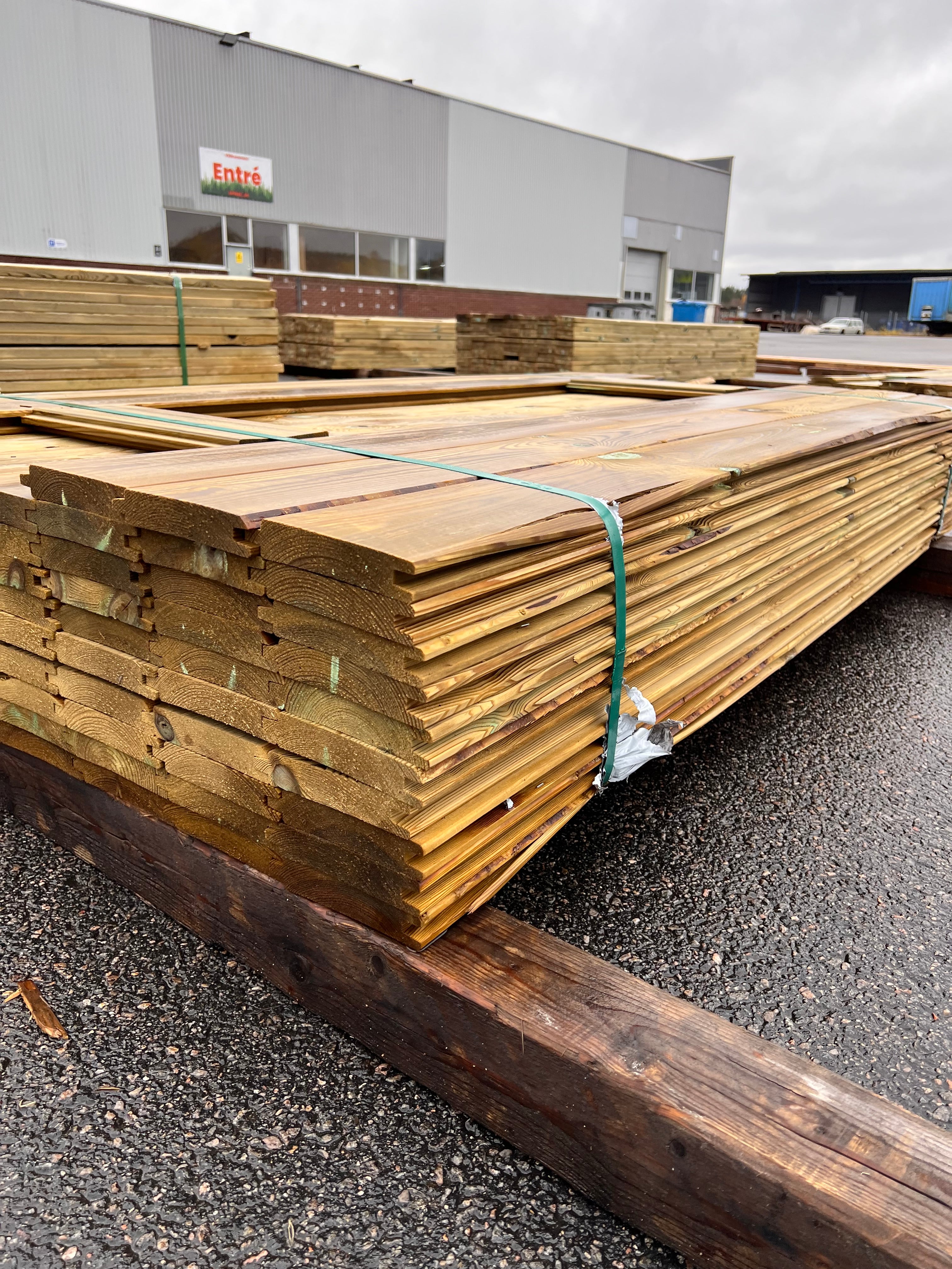 Paket Spontad Panel Hyvlad 28x145mm – 77 st (2,0 m, Tryckimpregnerad, B-sort)
