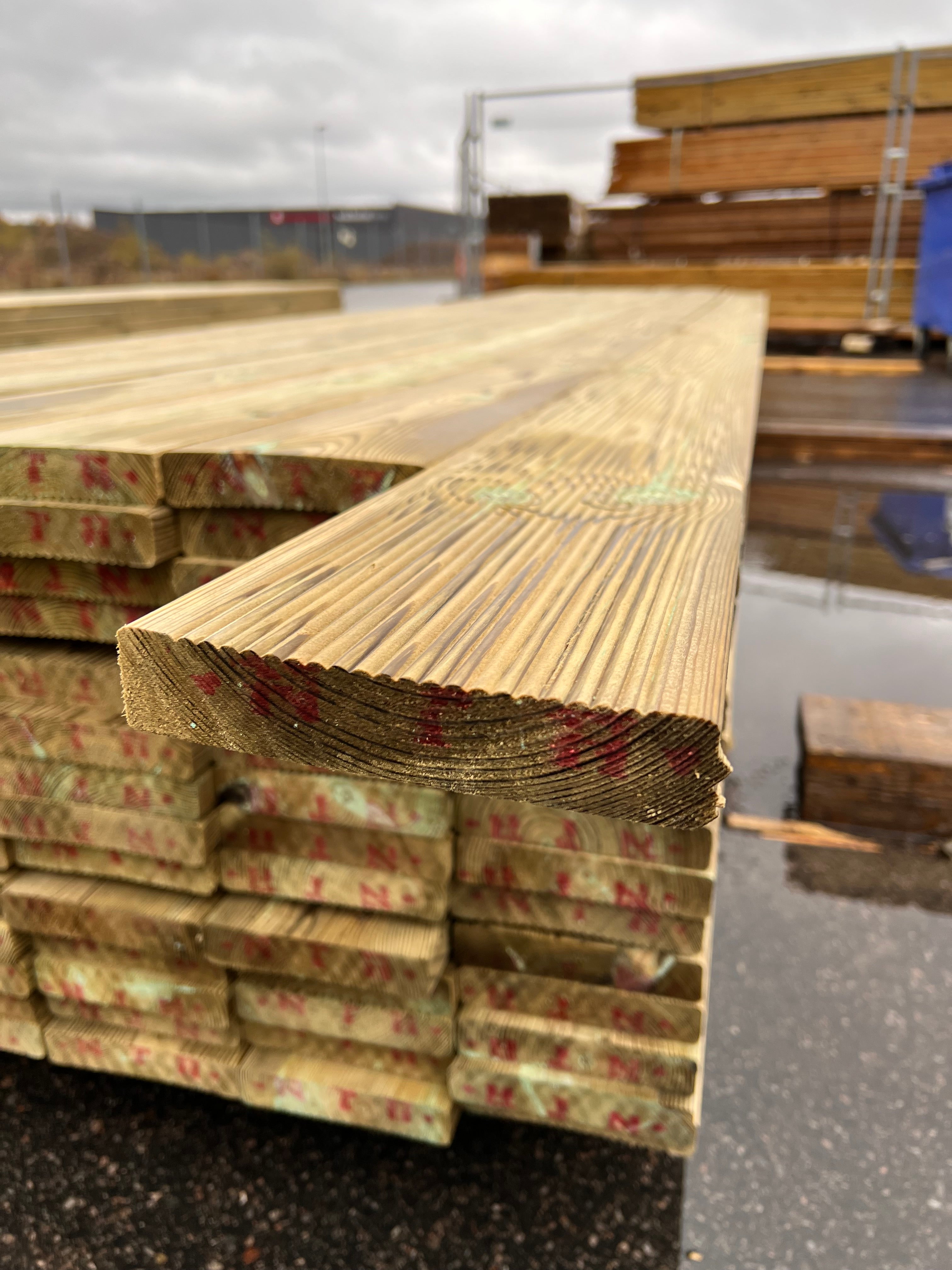 Paket Trall Rillad 28x145mm – 98 st 4.20m Tryckimpregnerad B-sort