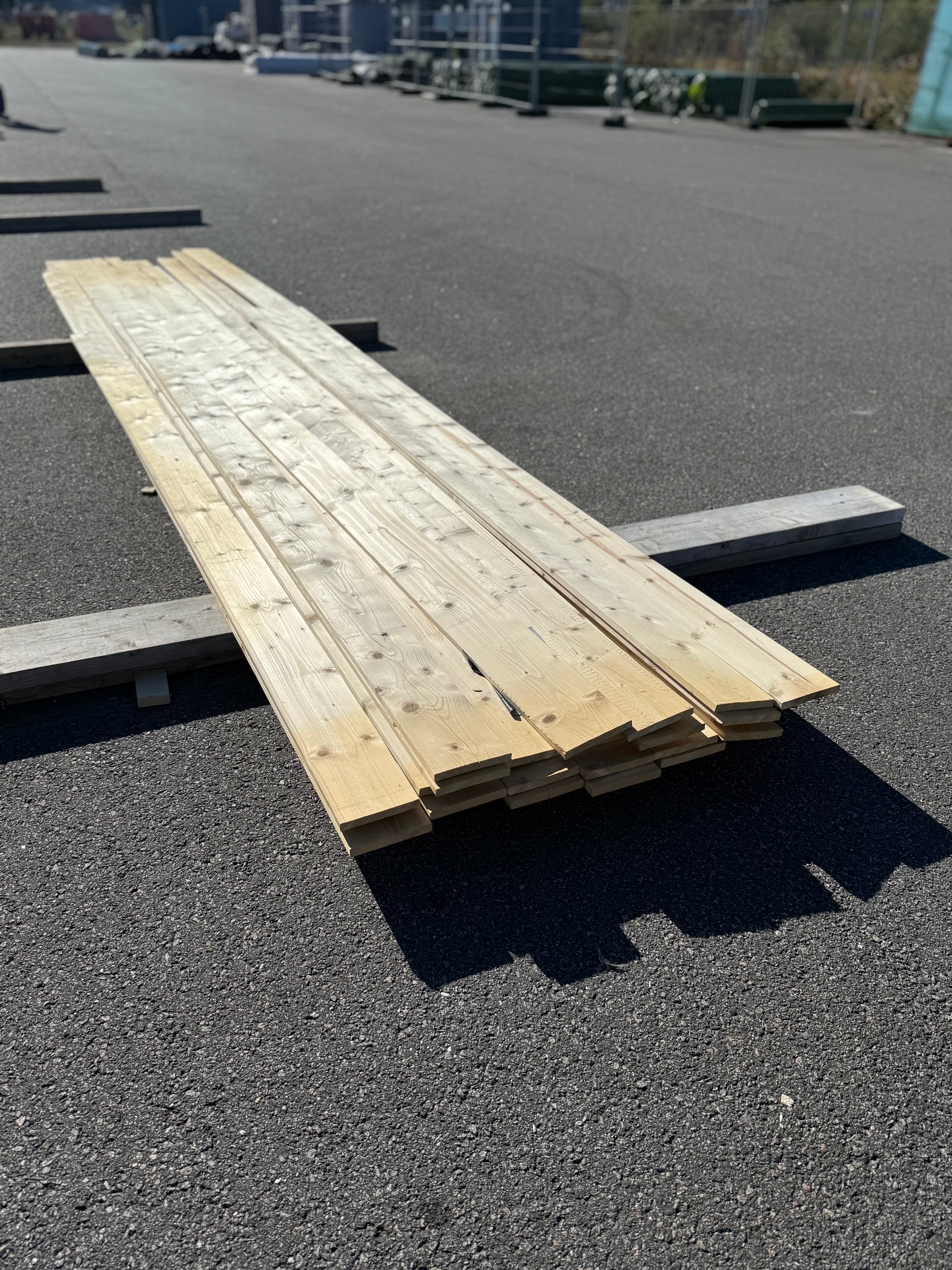 Paket Brädor 17,3x144mm – 26 st (3,30–5,10 m, gran, runtomhyvlat)