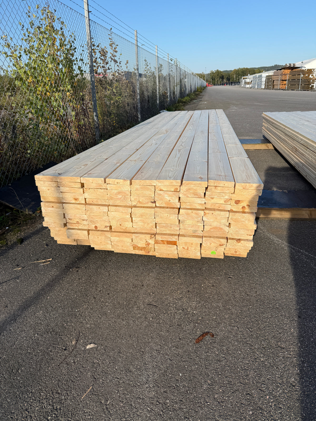 Paket Obehandlad Rillad Furu Trall 28×120 mm (4,50–4,80 m) 135 st