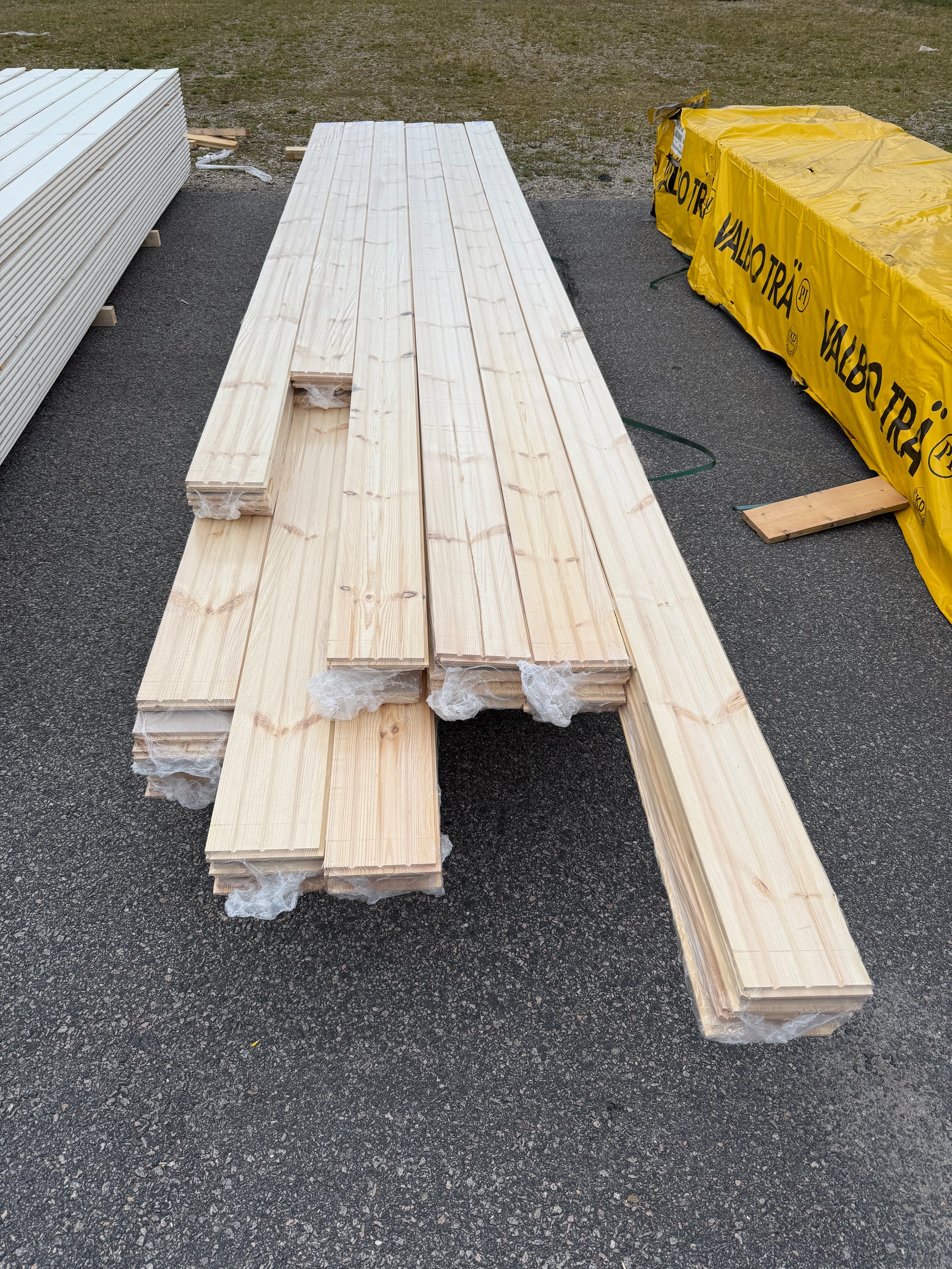 Parti Massivt Furugolv Borstad Ljusgrå Ekonomi 25x160 mm – 63,54 m²