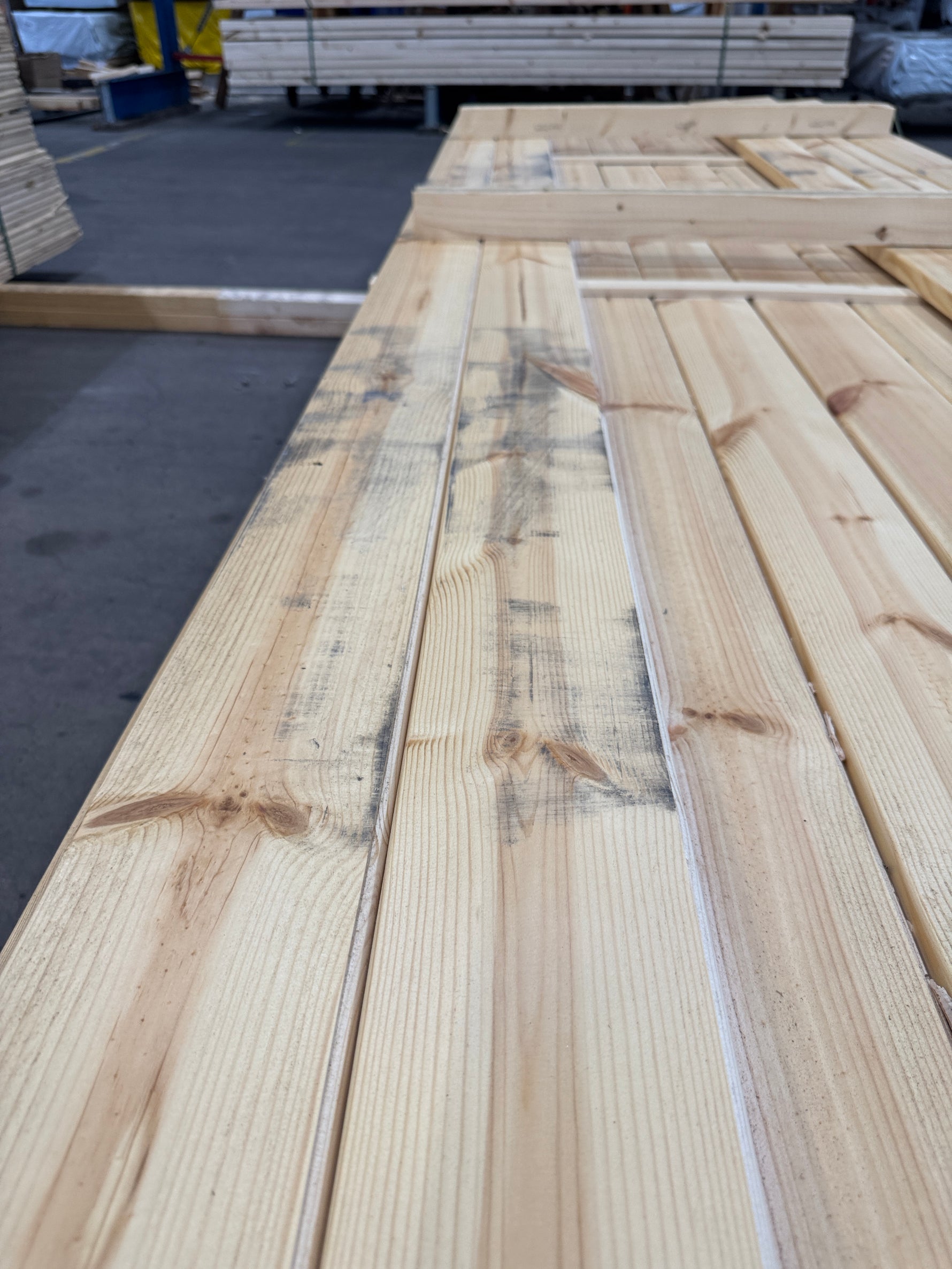 Paket Hyvlade Brädor 28x120mm 3,60m – 95 st Felhyvlade