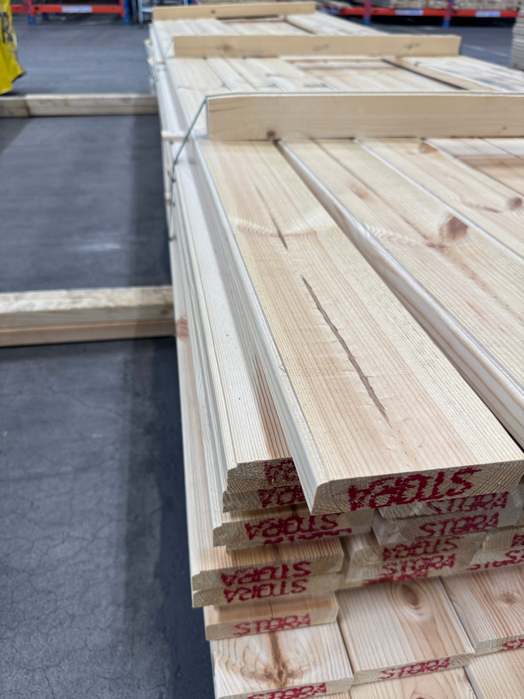 Paket Hyvlade Brädor 28x120mm 3,60m – 95 st Felhyvlade