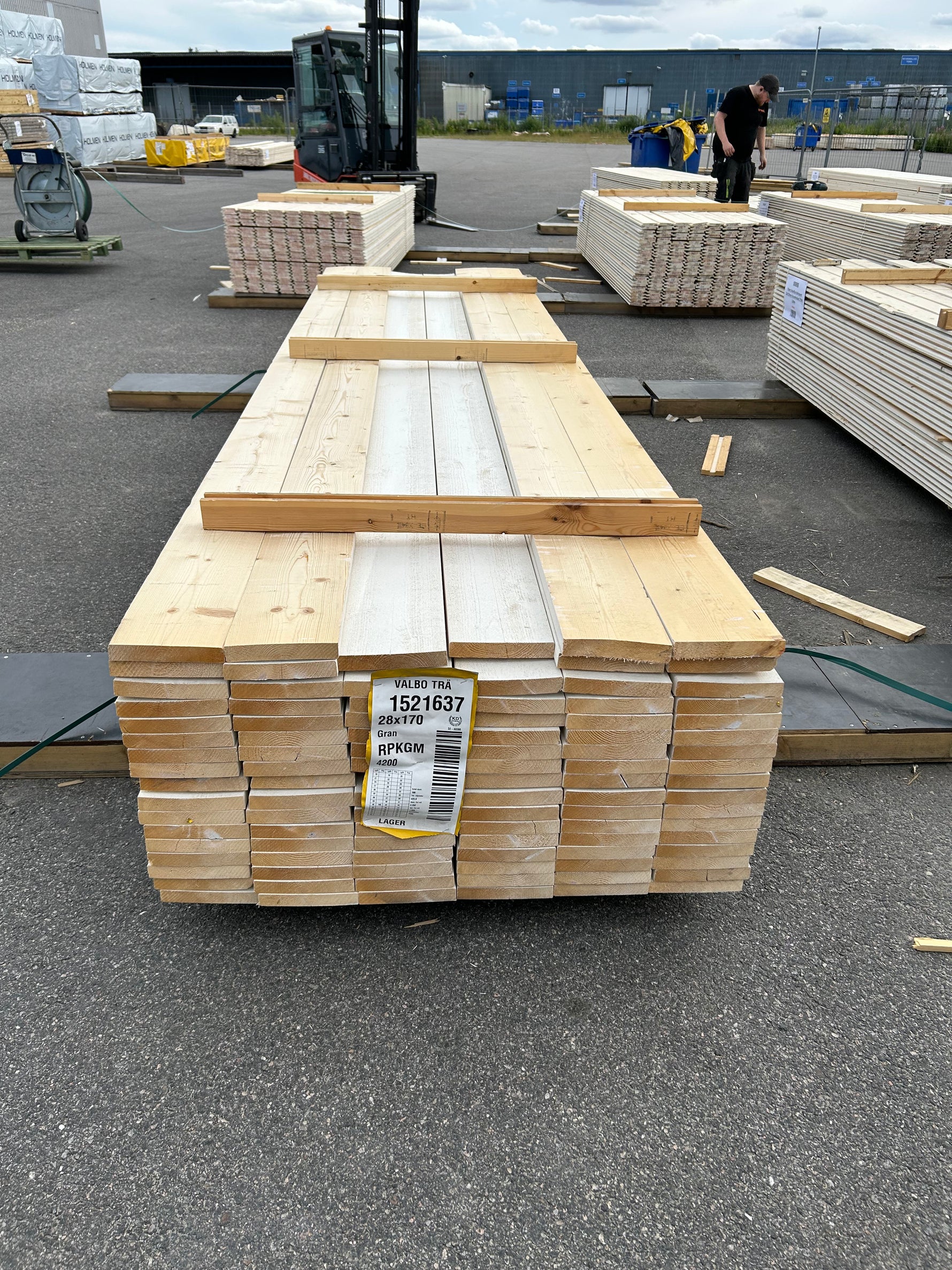 Paket Finsågade Brädor 28x170mm 4,20m 100st Grundmålade