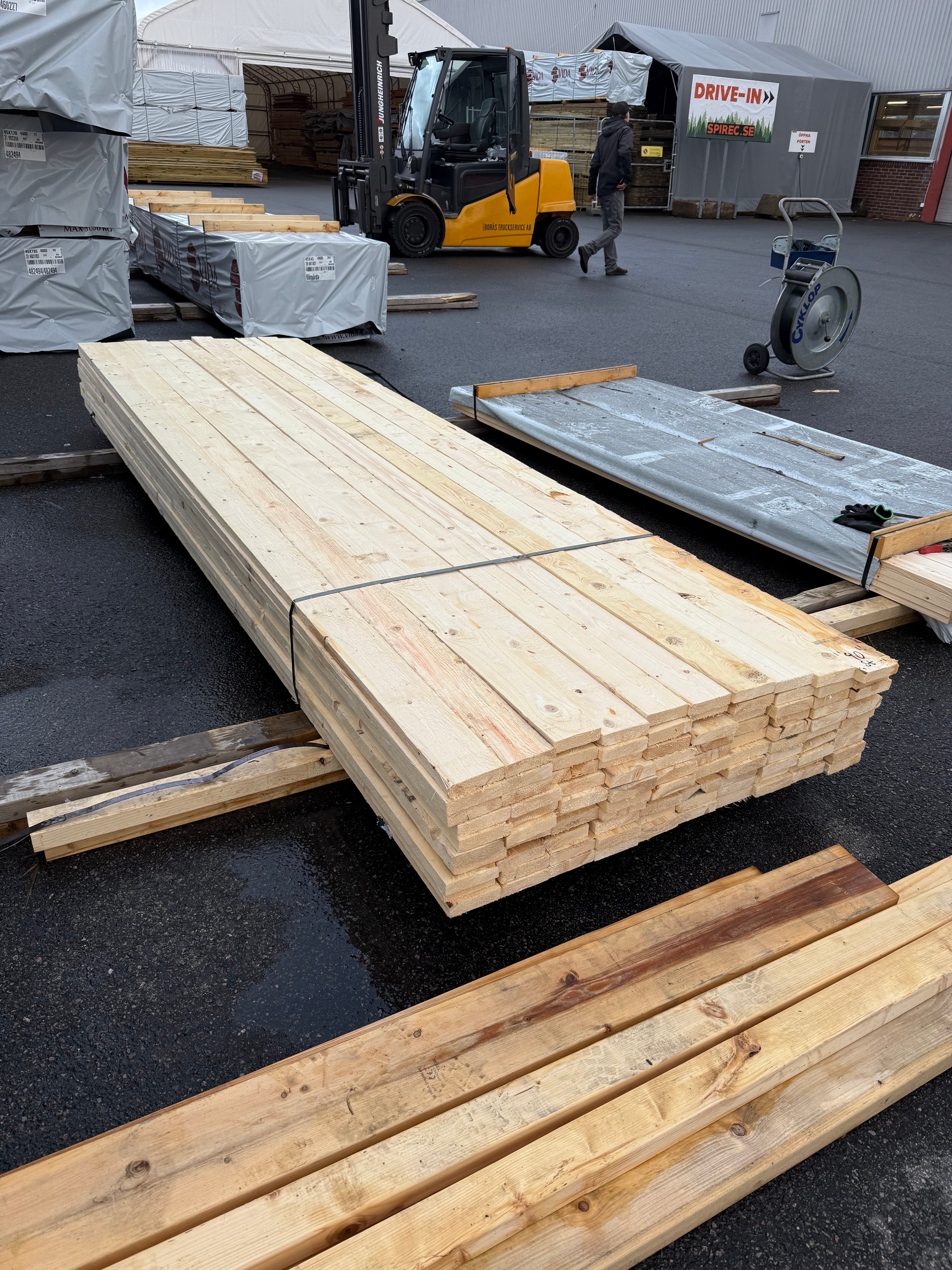 Paket Brädor Råsågade 25x100mm – 82st (3,60 m, Gran, Vankant/Bark)