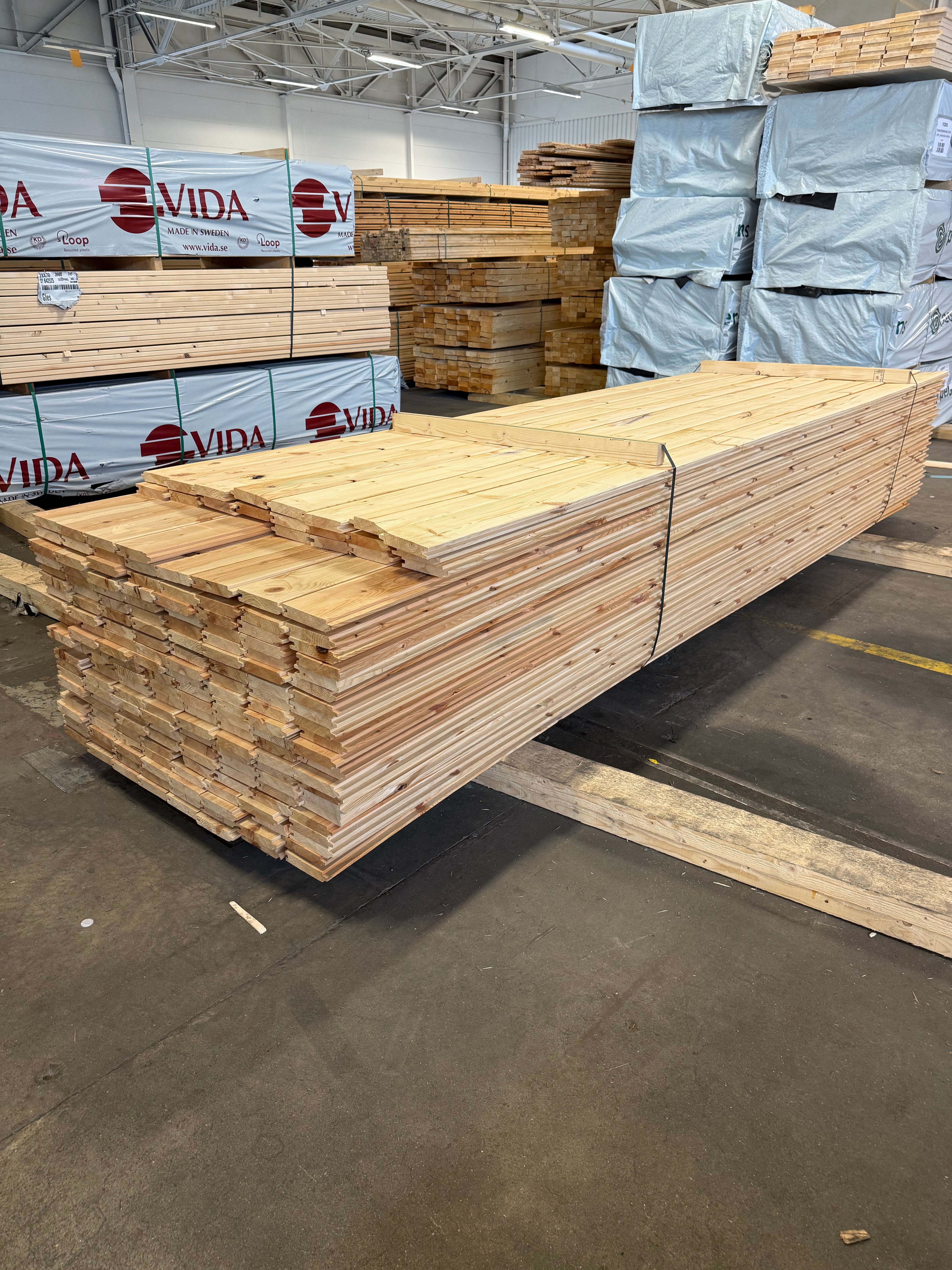 Paket Hyvlad Panel 27x145 – 190 st (4.20 m & 3.9 m) – Obehandlad Furu (Andrasortering)