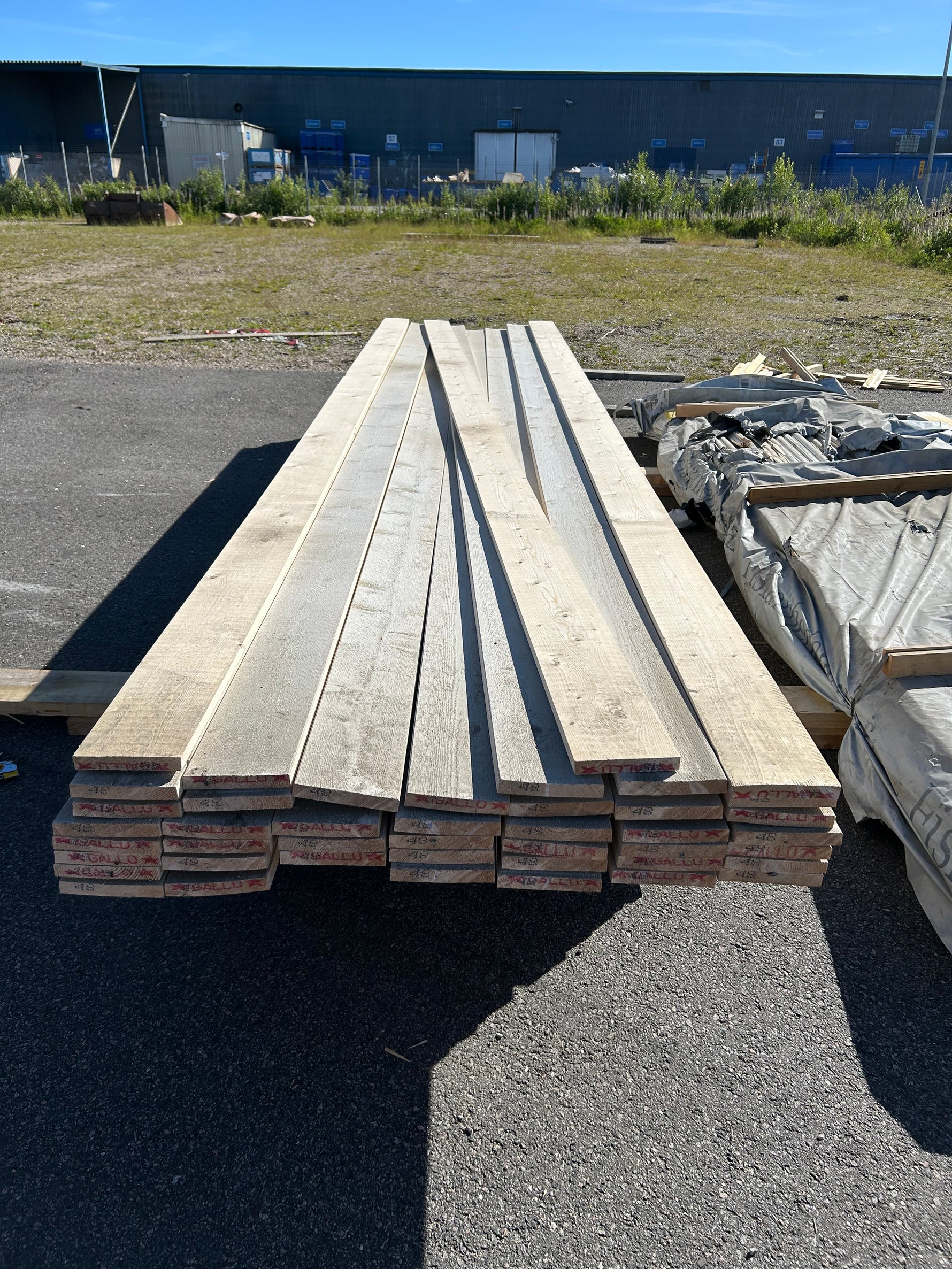 Paket Finsågade Brädor 22x145mm, 155st (4.20-4.80m) Grundmålade