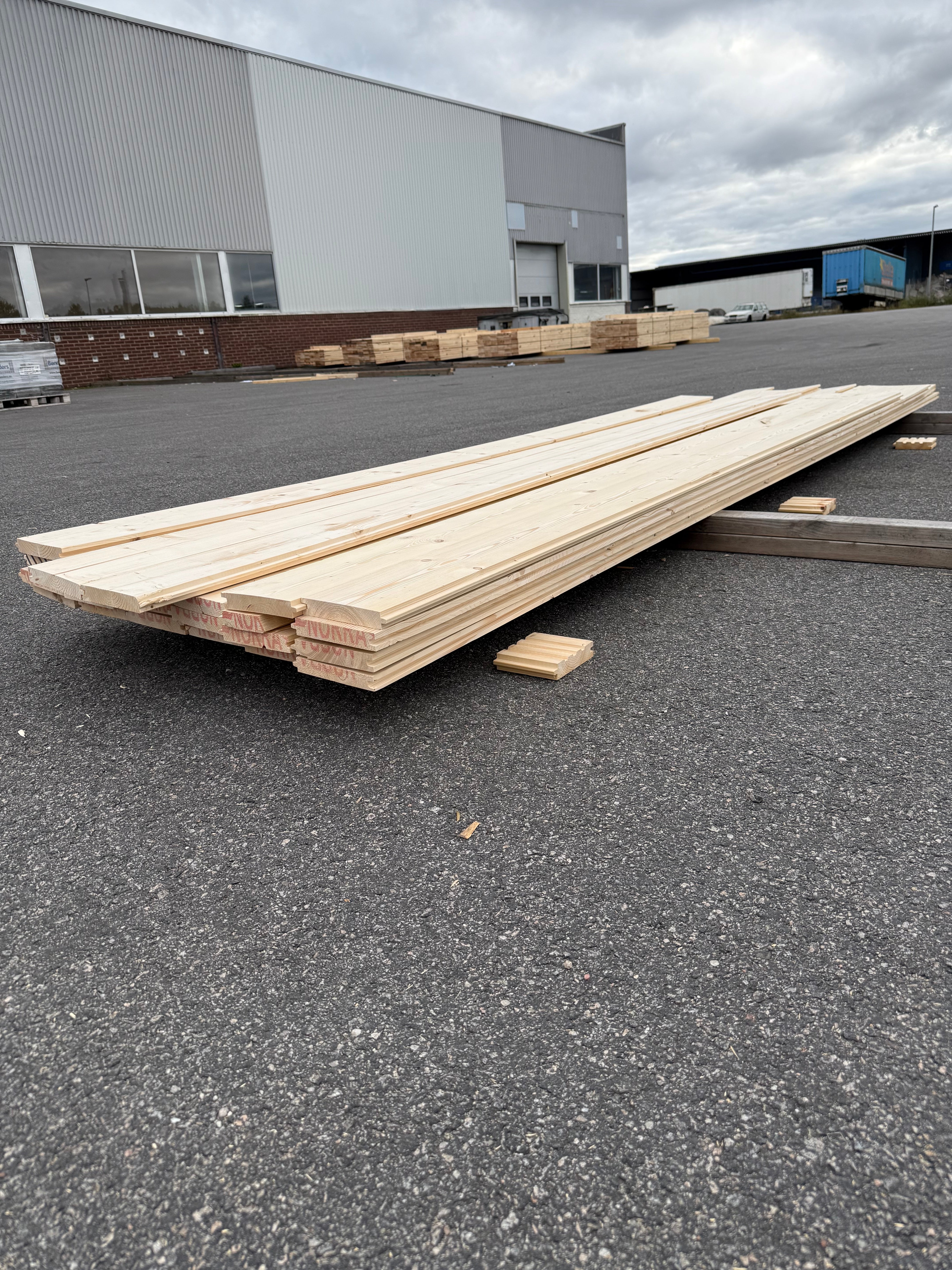 Paket Panel Turbofas utan spår 29x170mm – 23 st (3,30–4,20 m, gran, utskott)