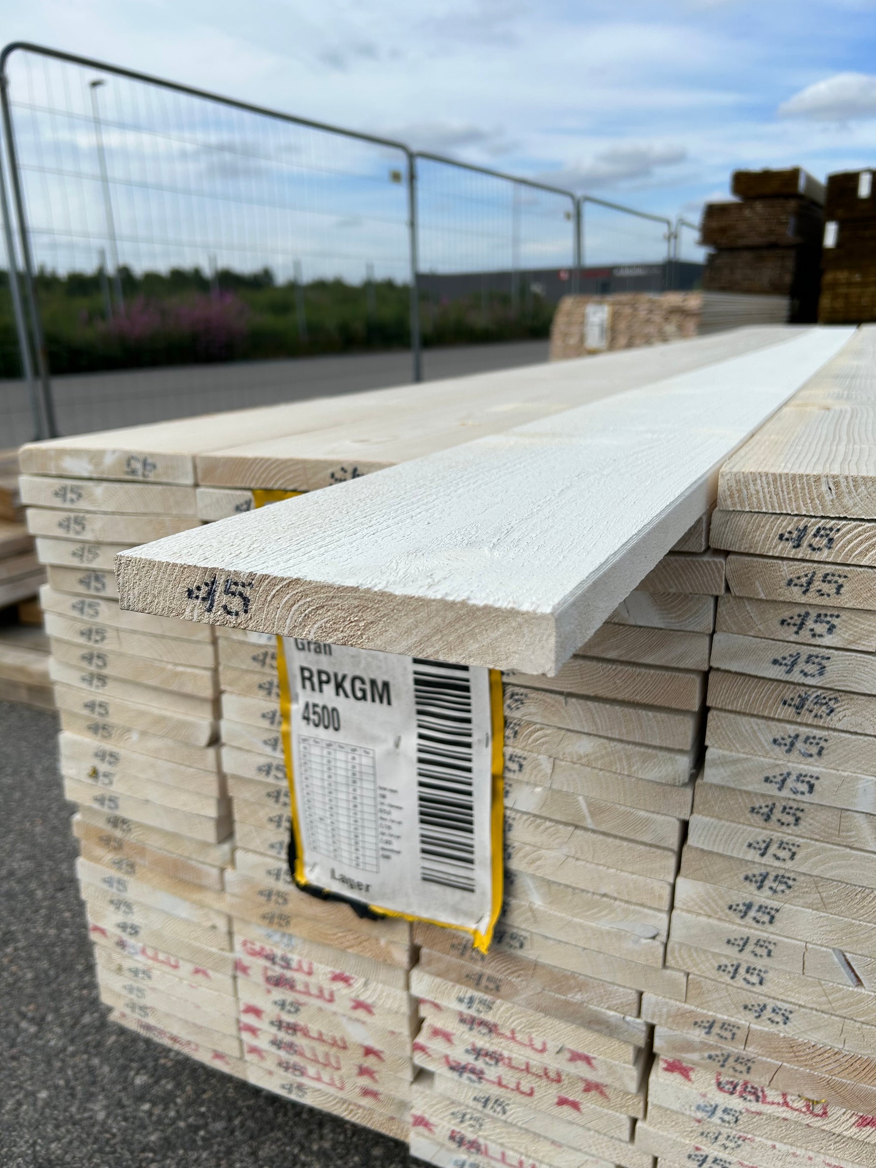 Paket Finsågade Brädor 22x170mm 4,50m 150st Grundmålade