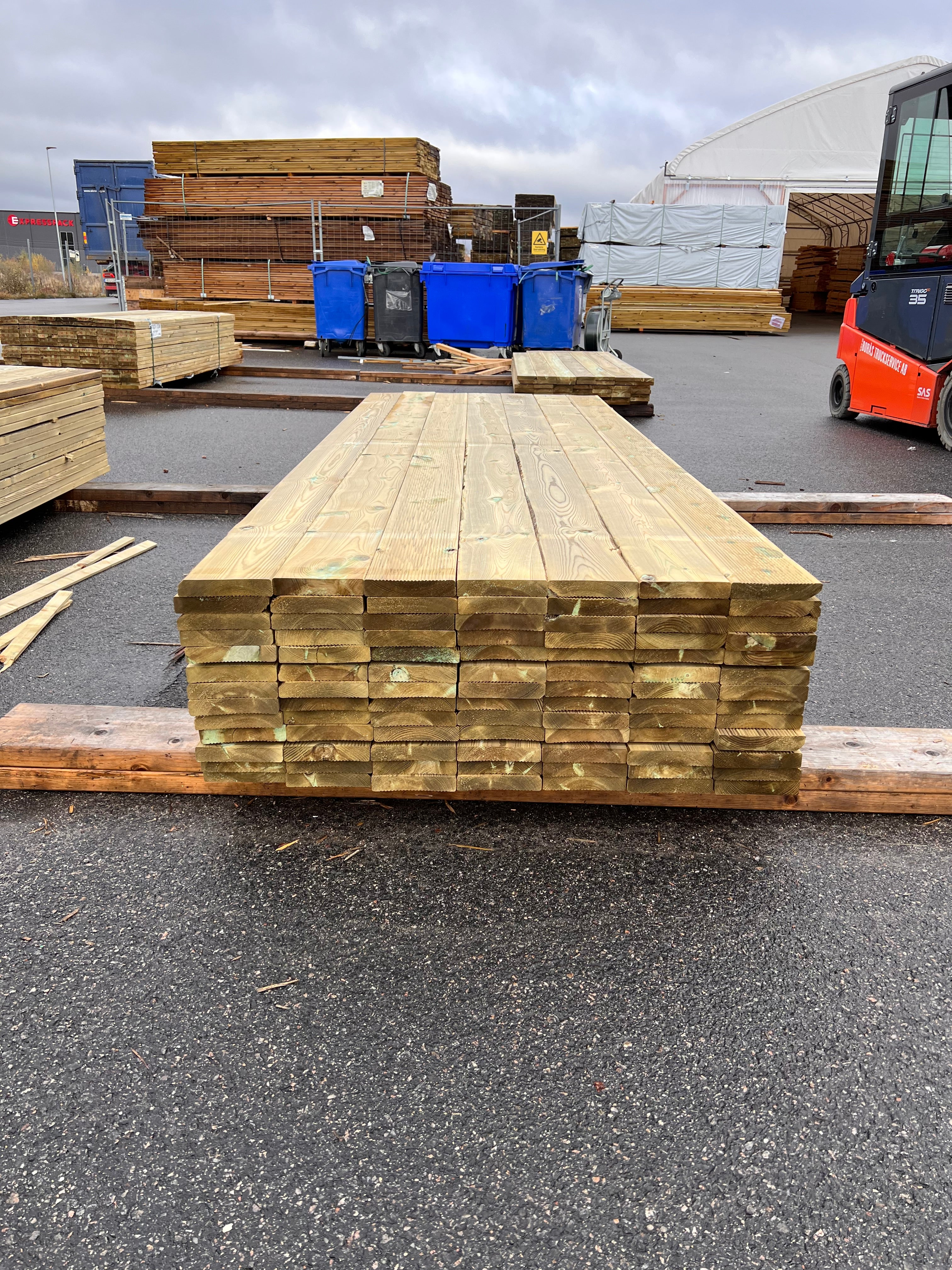 Paket Rillad Trall Tryckimpregnerad 28x145mm – 91 st (3,0 m, Furu, B-sort)