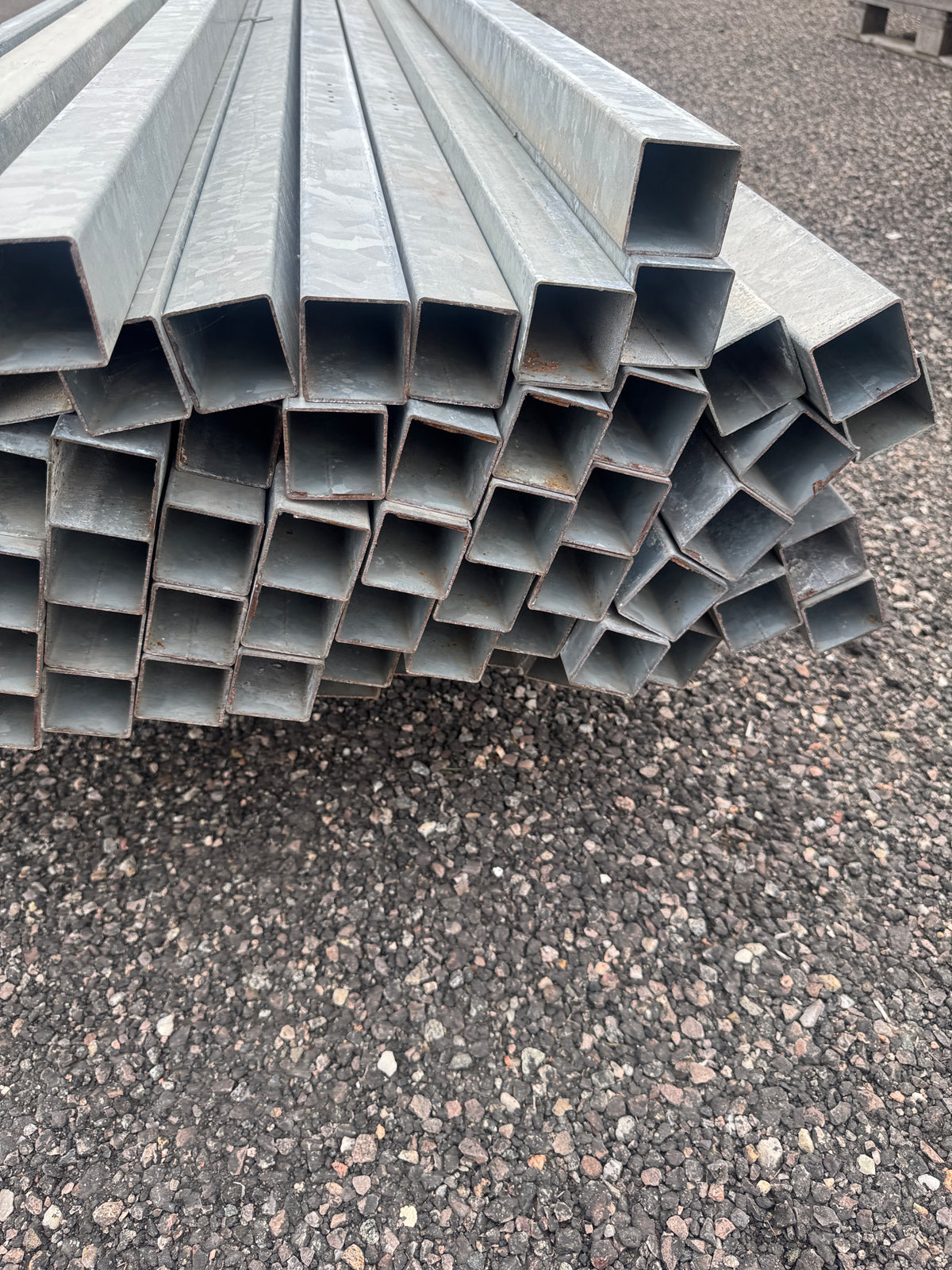 Pall Galvade Fyrkantsrör 50x50mm – 2,76m – ca 75st