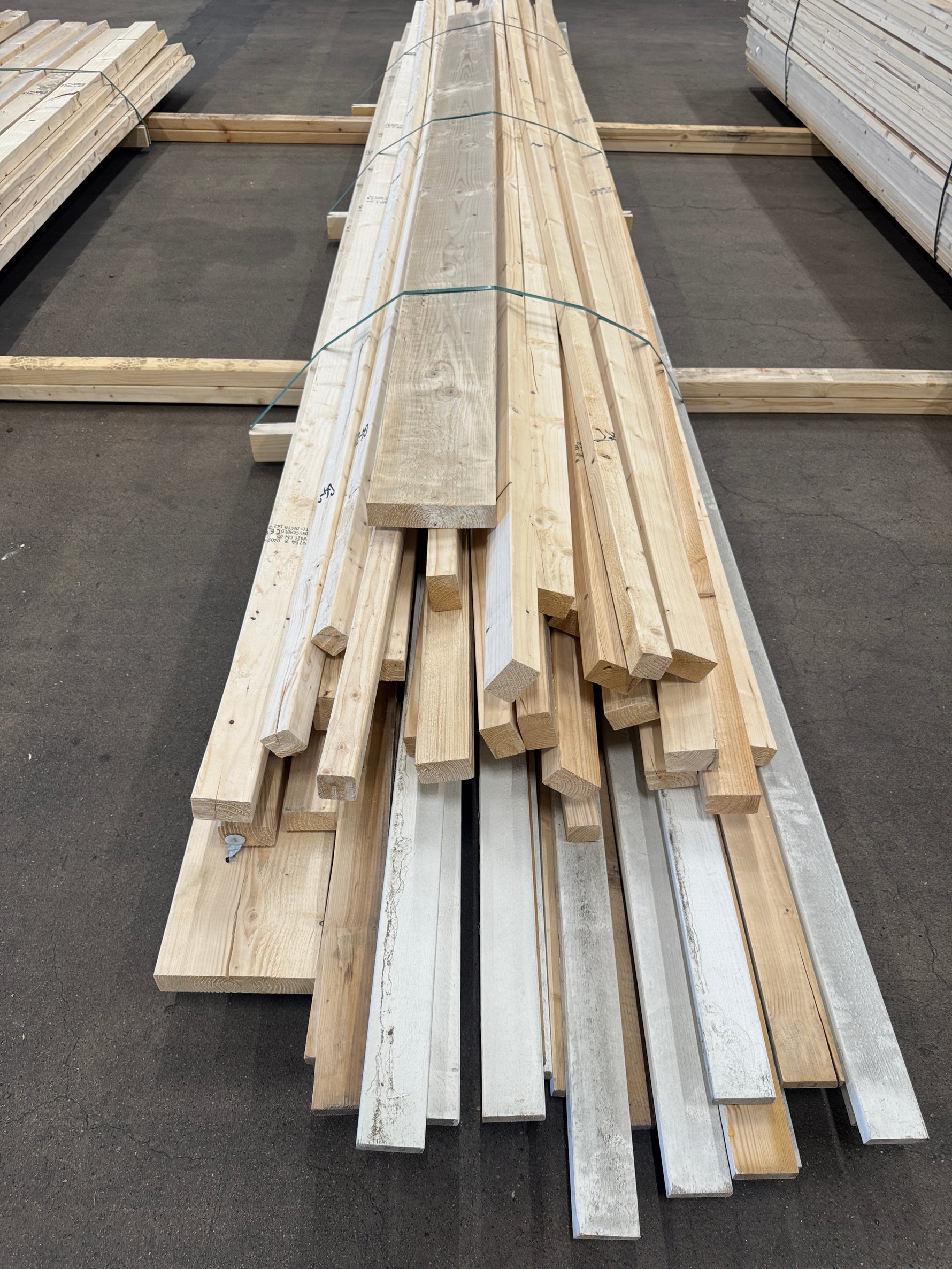 Paket Utsorterat Virke – Blandade dimensioner och längder, 53 st