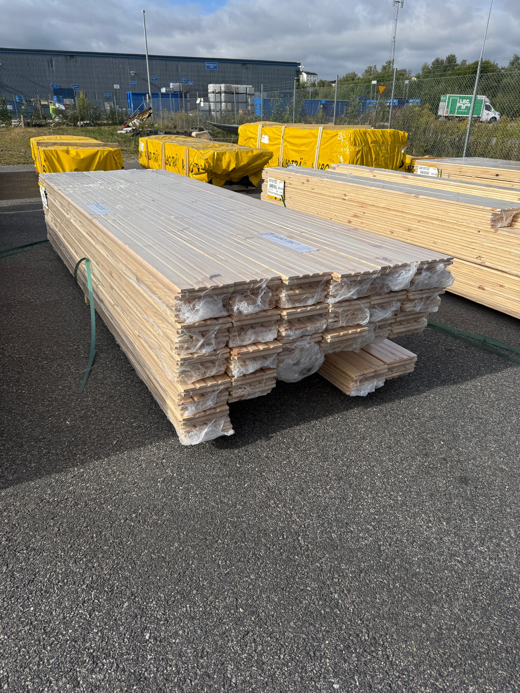 Parti Massivt Furugolv Borstad Ljusgrå Ekonomi 25x160 mm – 61,25 m²