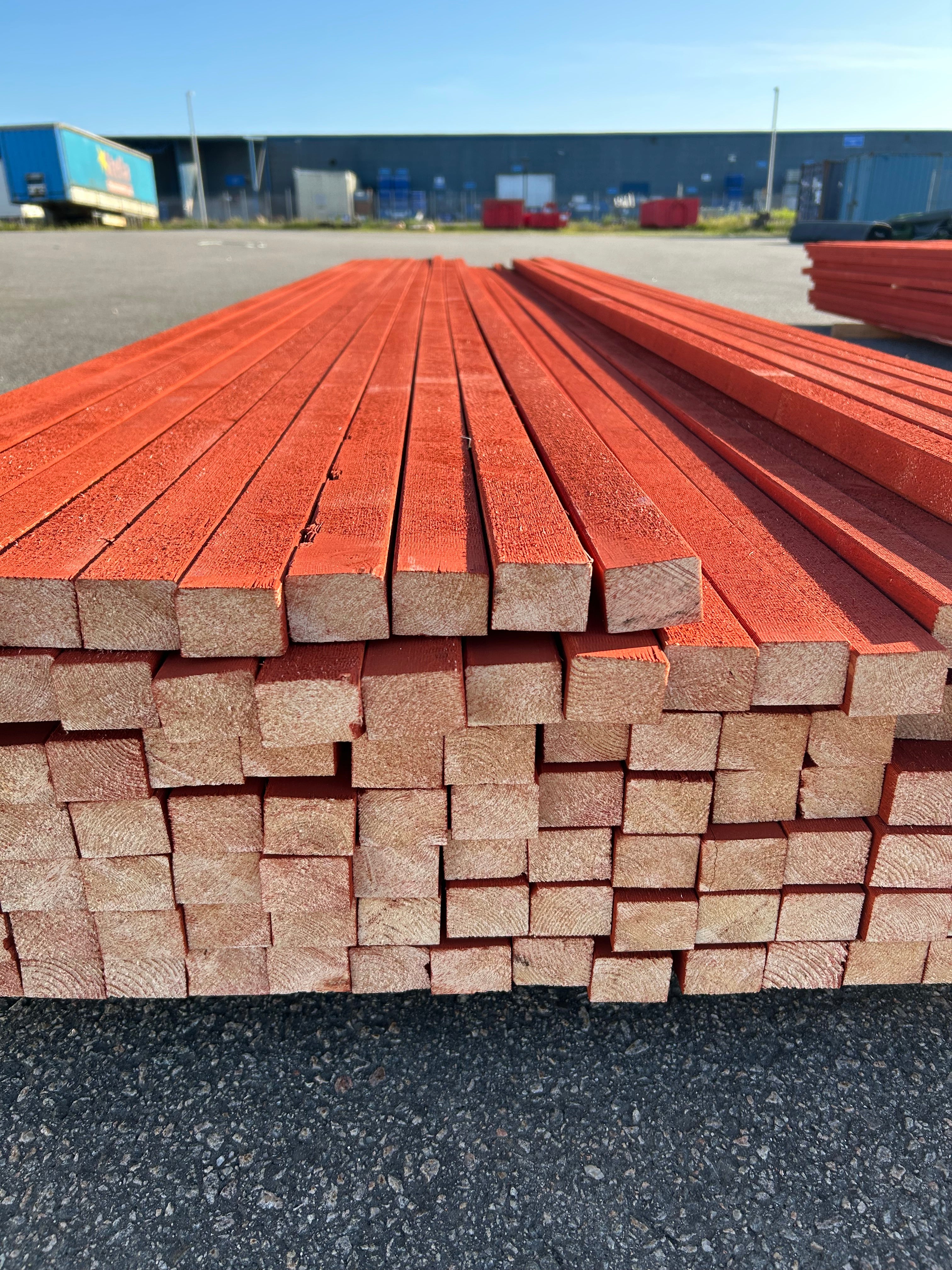 Paket Läkt 34x45 – 142st (4.50 m) – Grundmålad Ljusröd Slam