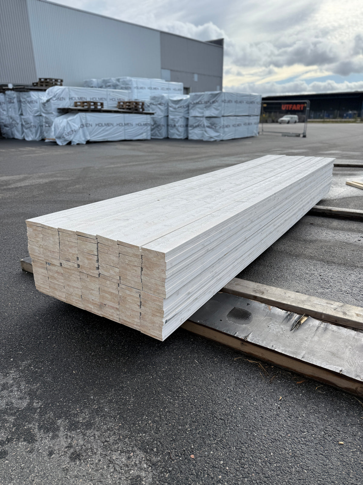 Finsågade Brädor 22x145mm 4,50m – Grundmålade (Säljs per styck)