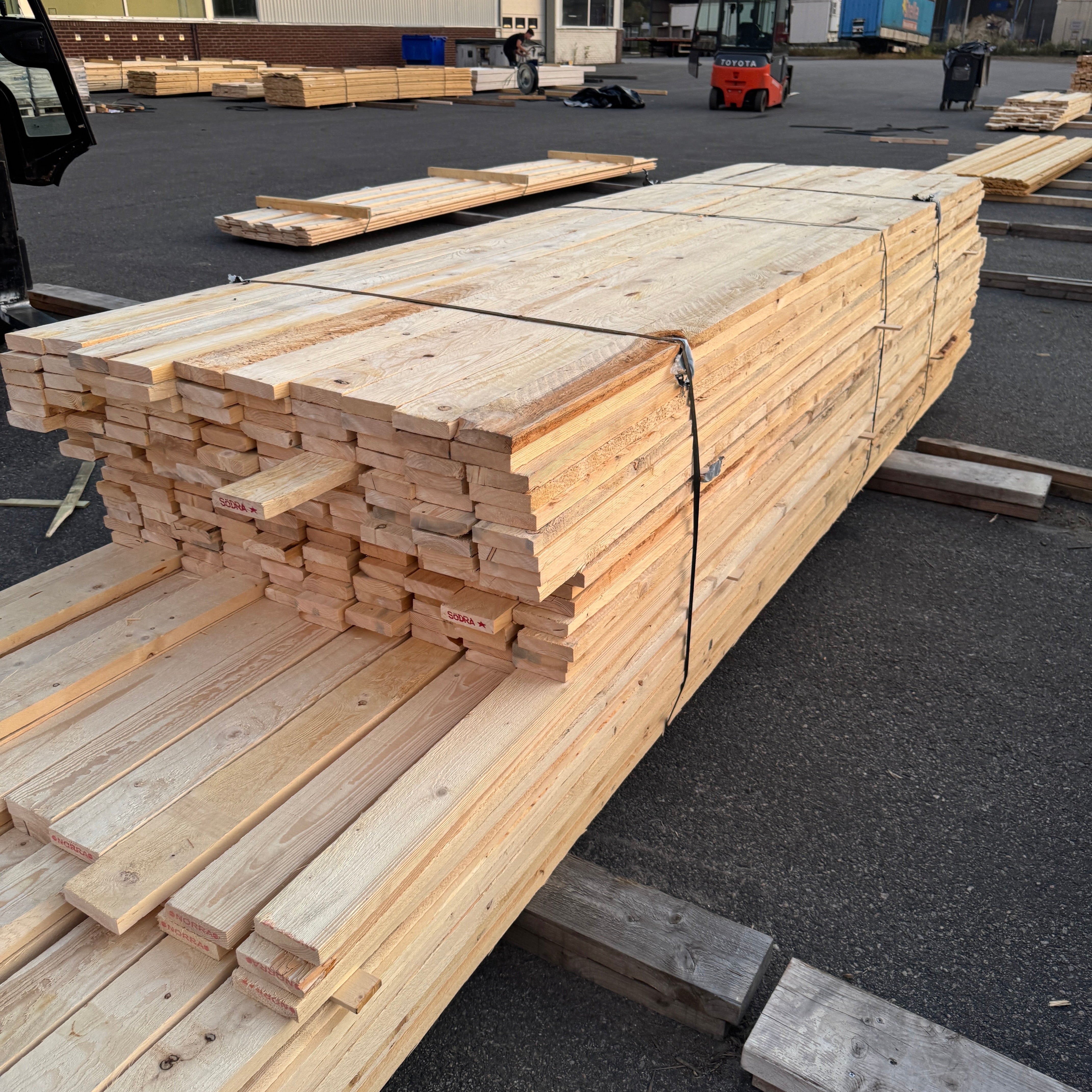 Paket Brädor 25x100mm Råsågad – 294 st (3,6–5,4 m, gran, obehandlad)