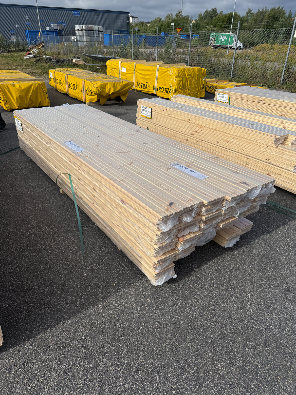 Parti Massivt Furugolv Borstad Ljusgrå Ekonomi 25x160 mm – 61,25 m²