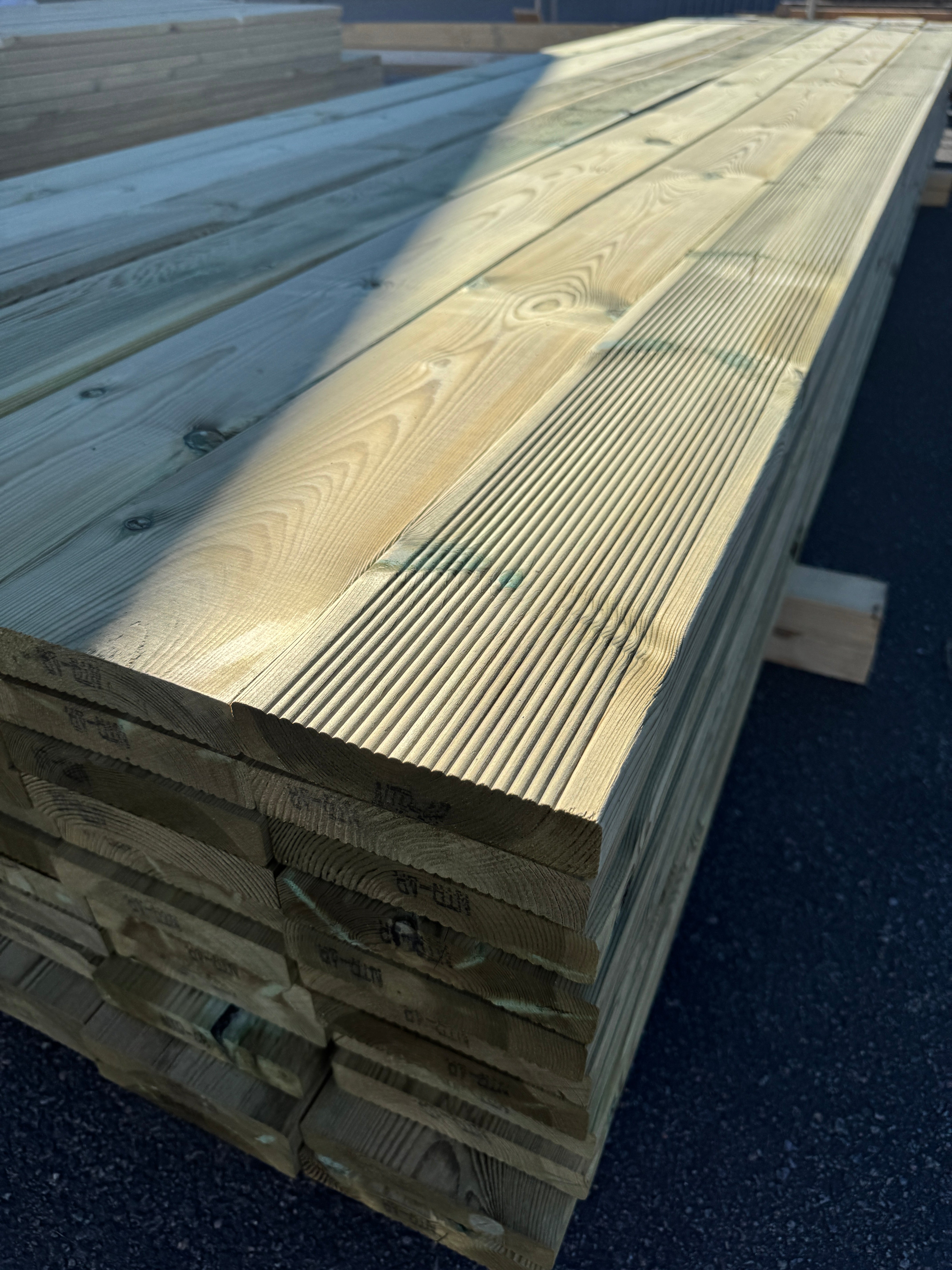 Paket Rillad Trall 28x145mm – 77 st (4,20 m, furu, NTR AB, B-sort)