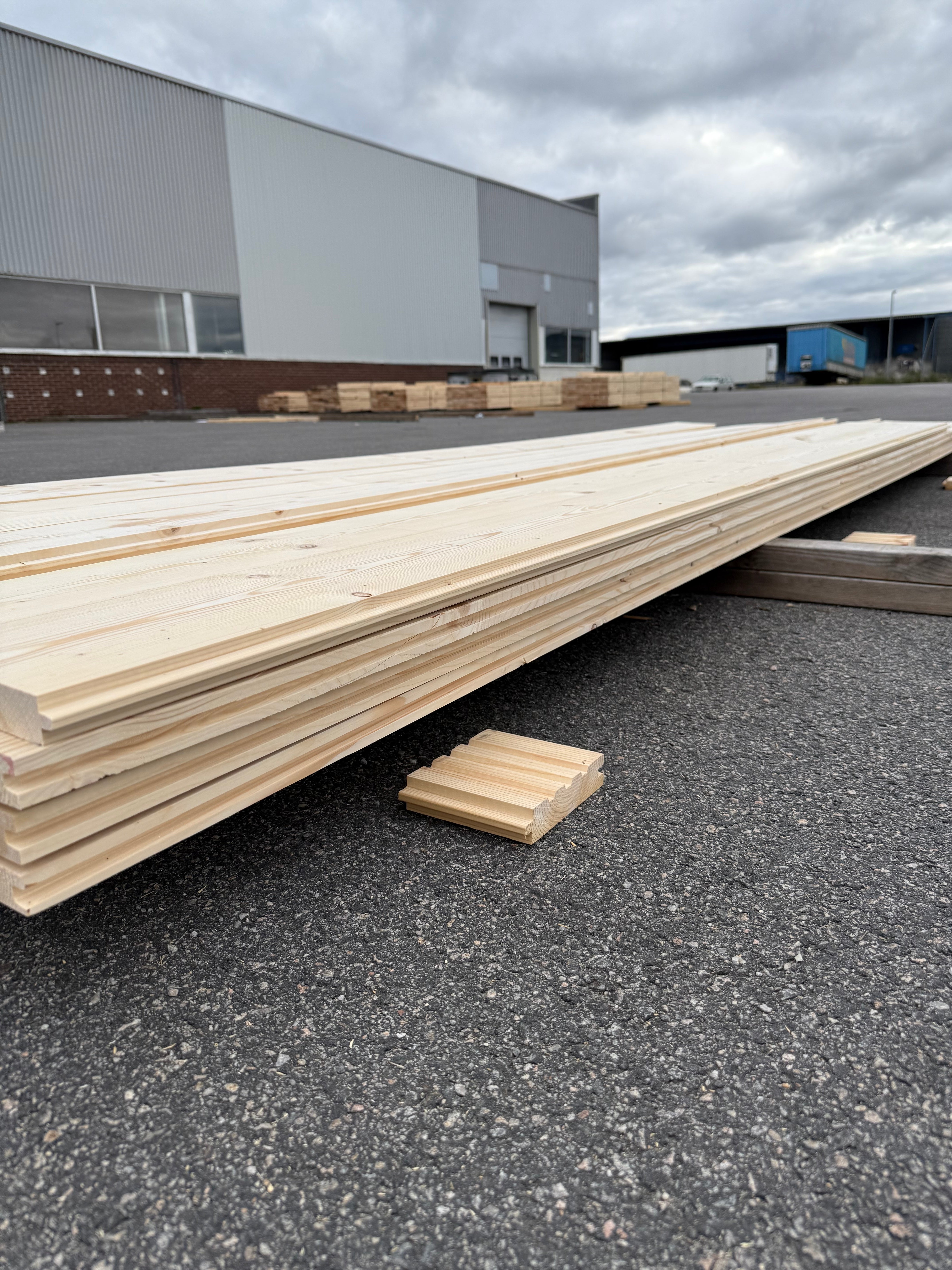 Paket Panel Turbofas utan spår 29x170mm – 23 st (3,30–4,20 m, gran, utskott)