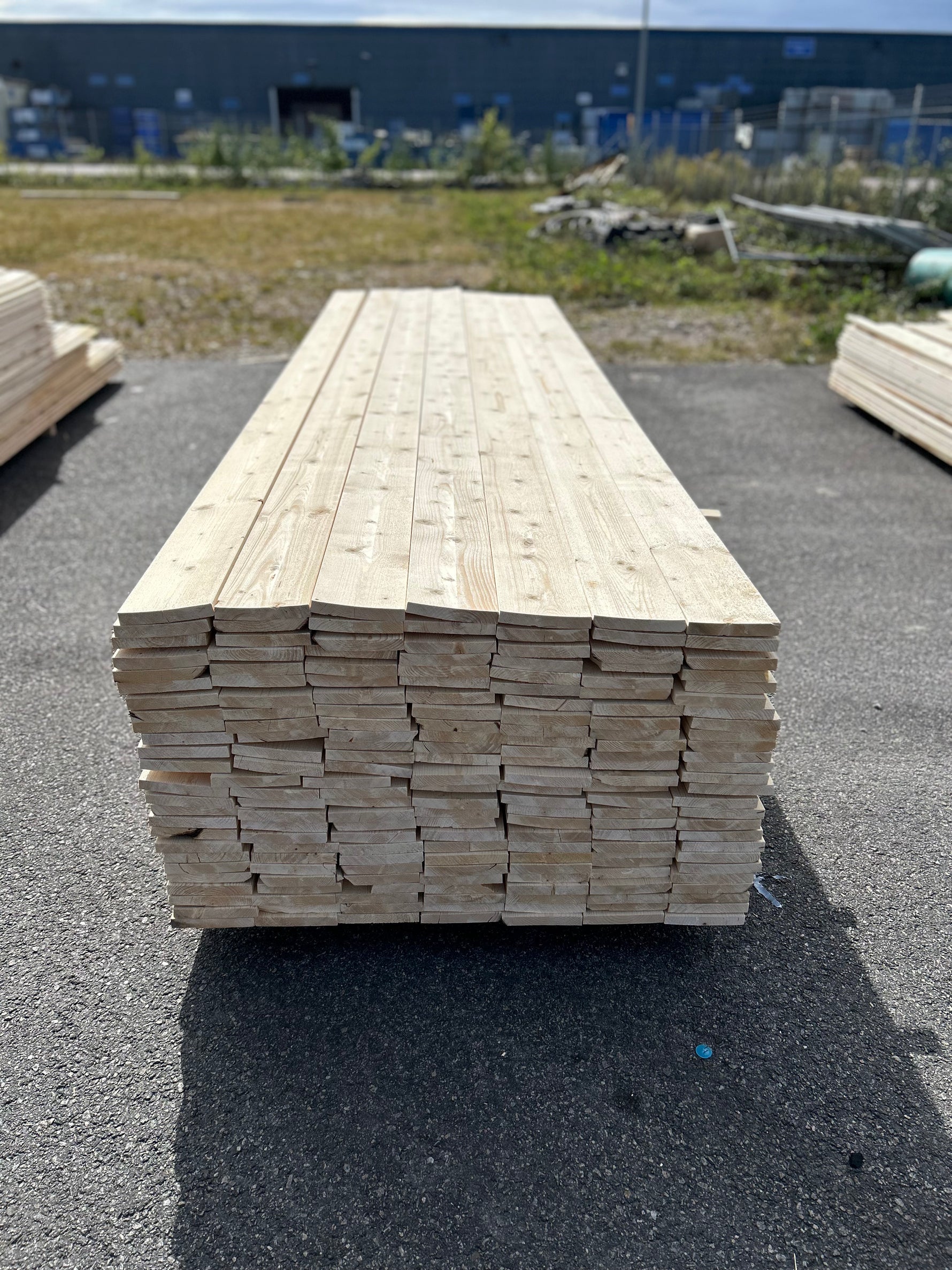 Parti Finsågade Brädor 22x145 mm – 3,60–4,80 m (Andra sortering)