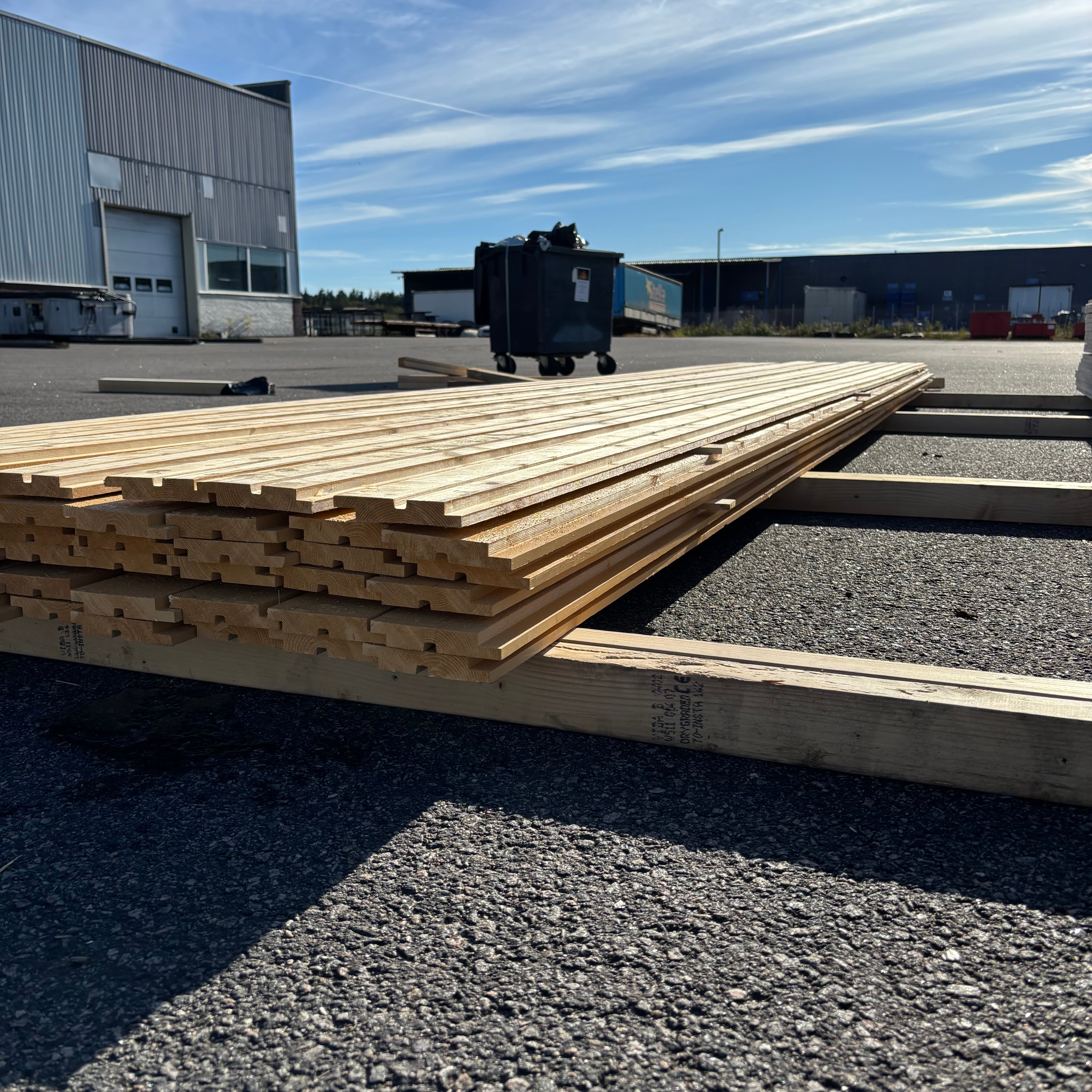 Paket Hakfalspanel 21x120mm – 52 st 5,40 m (grundmålad + mellanstruken gul)