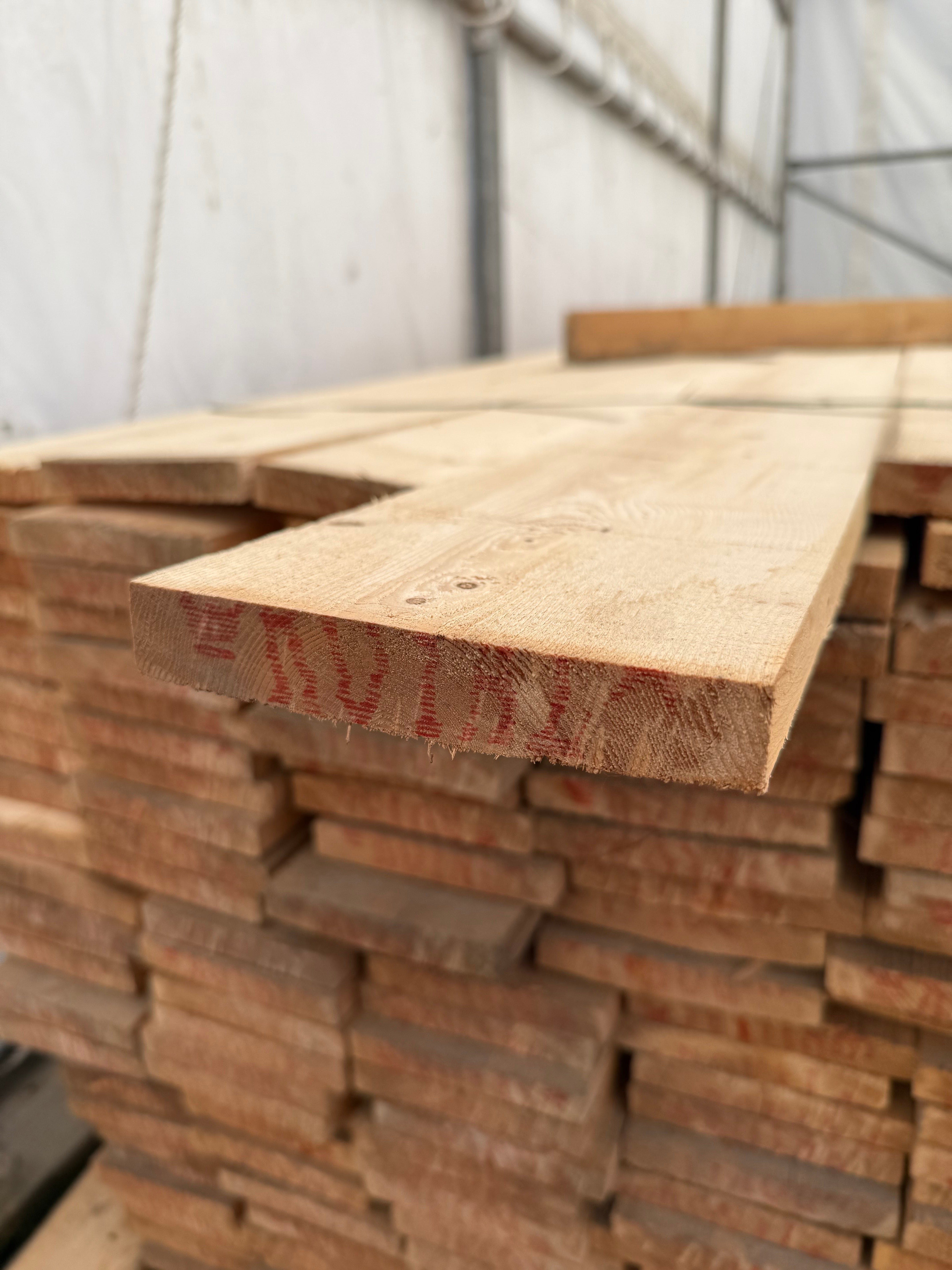 Paket Råsågade Brädor 23x150mm 5.40m 196st OBS! Revor