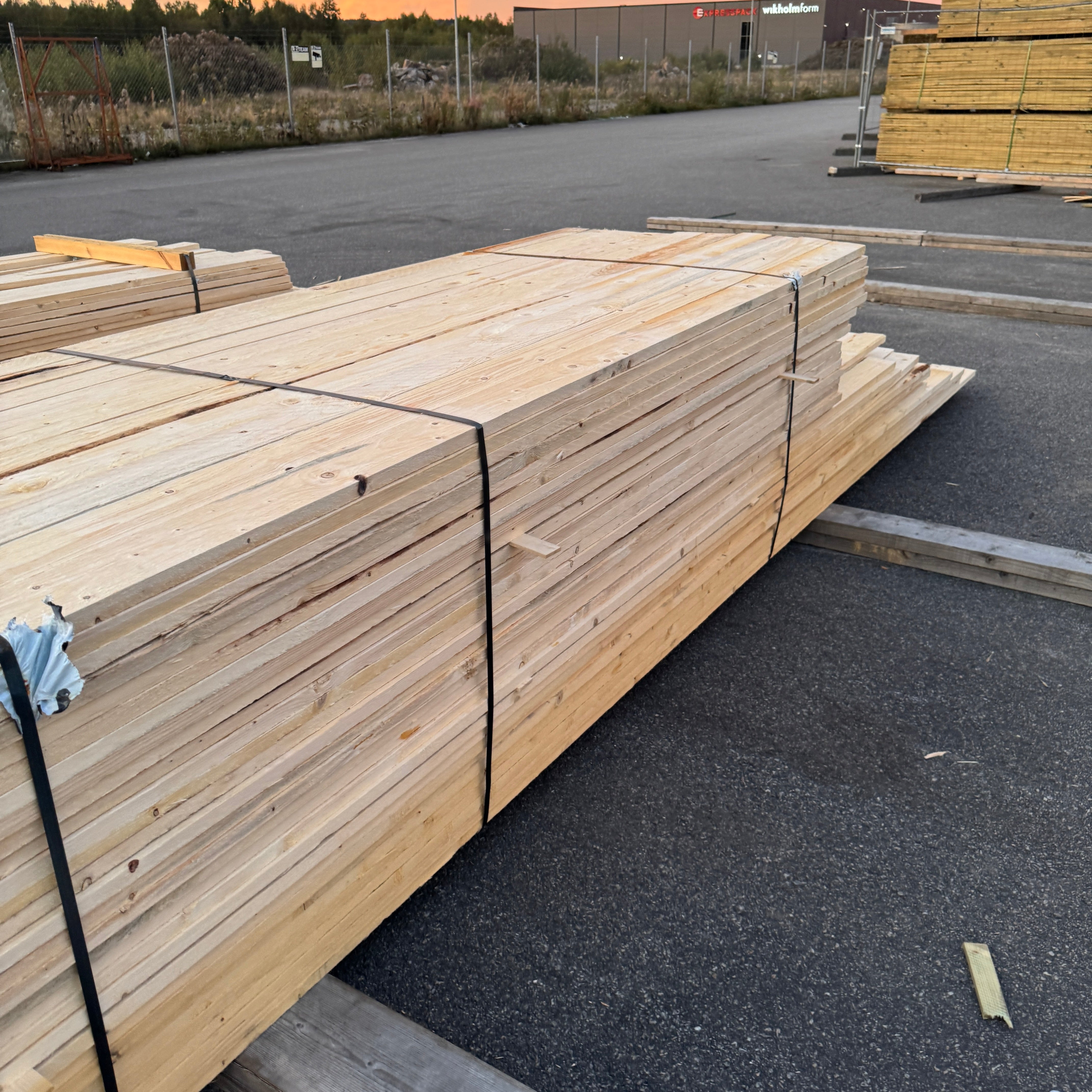 Paket Brädor 25x100mm Råsågad – 294 st (3,6–5,4 m, gran, obehandlad)