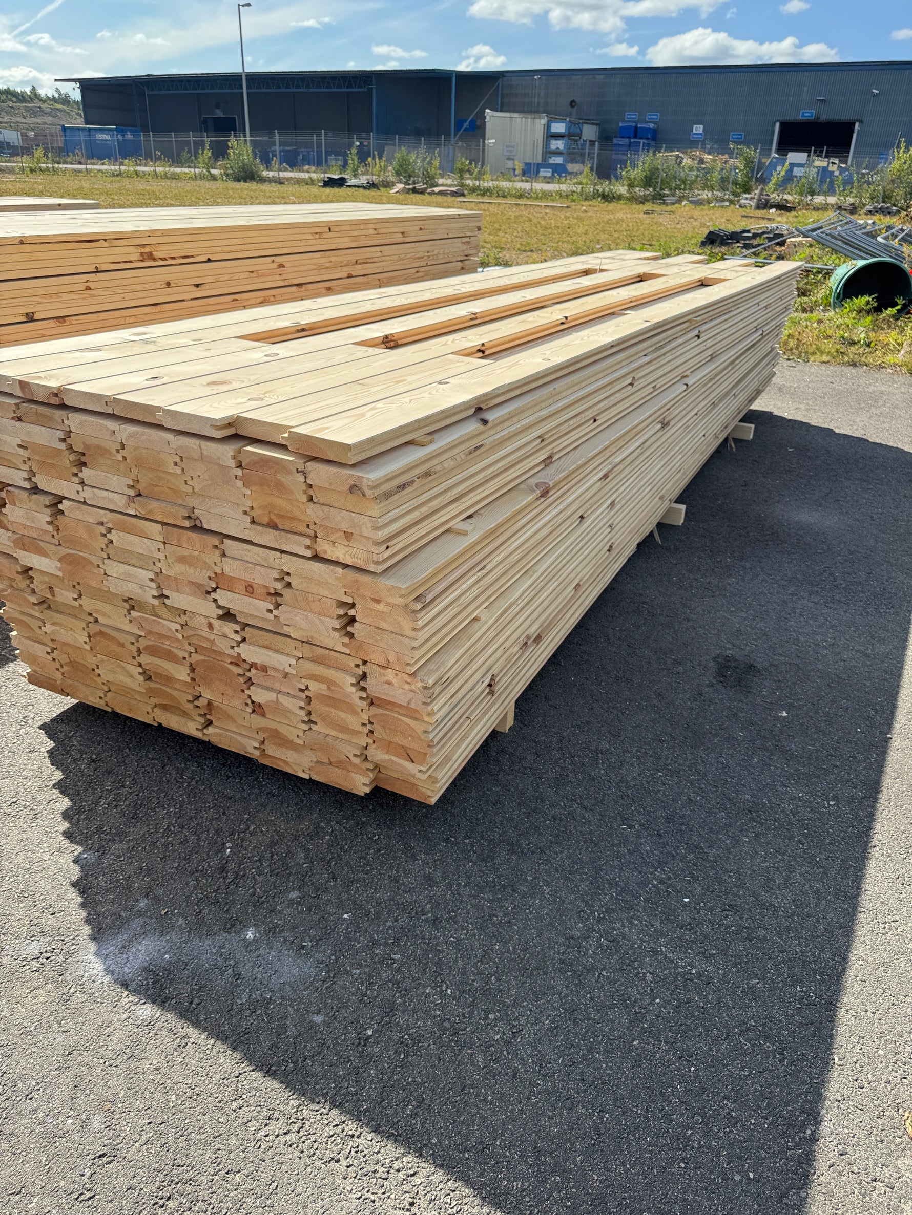 Paket Hyvlad Panel med Spont 34x145 – 165st – 4.20 m – ANDRASORTERING