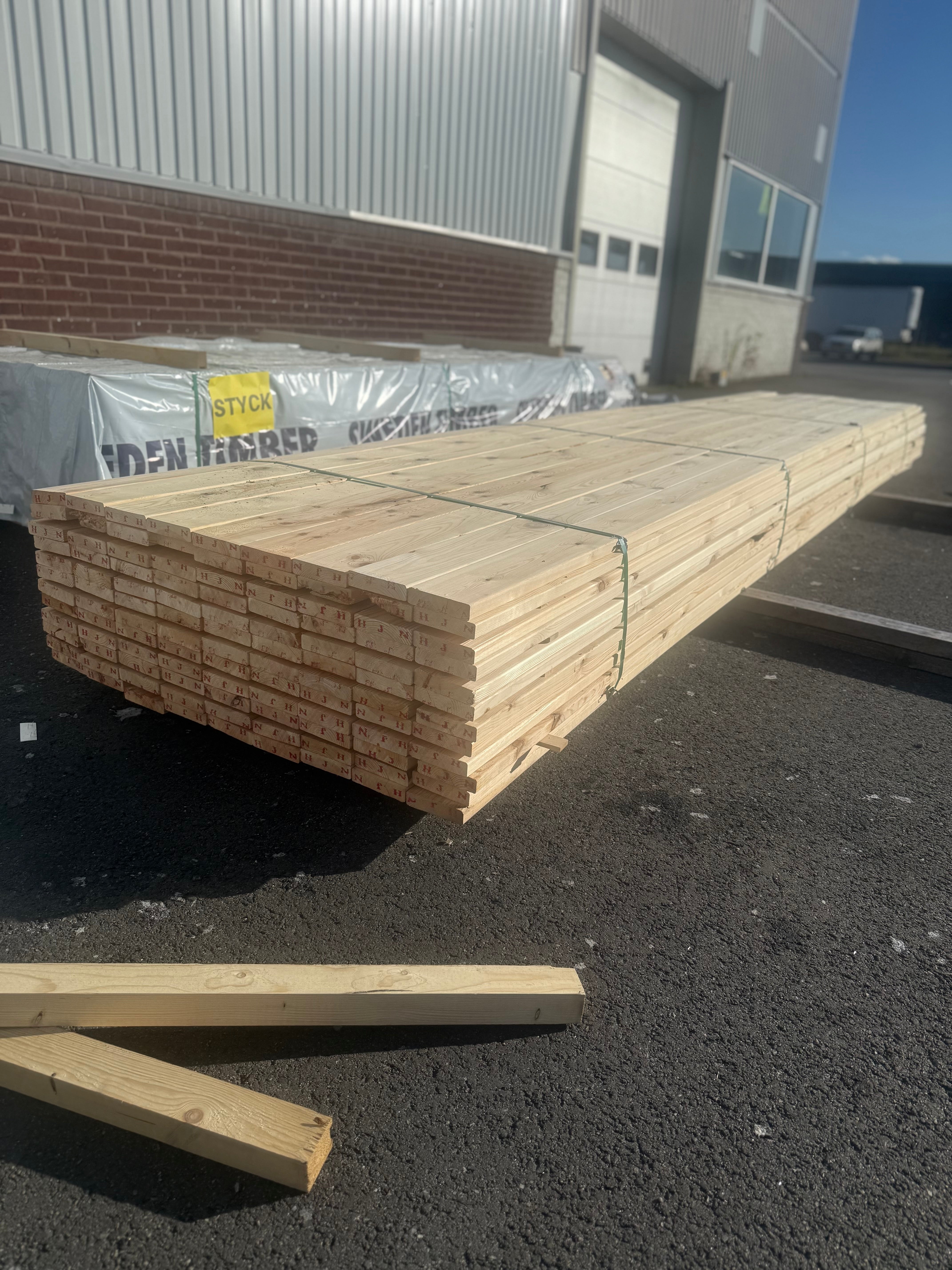 Paket Hyvlad 28x120mm 105st 5.10–5.40m – Andra sortering