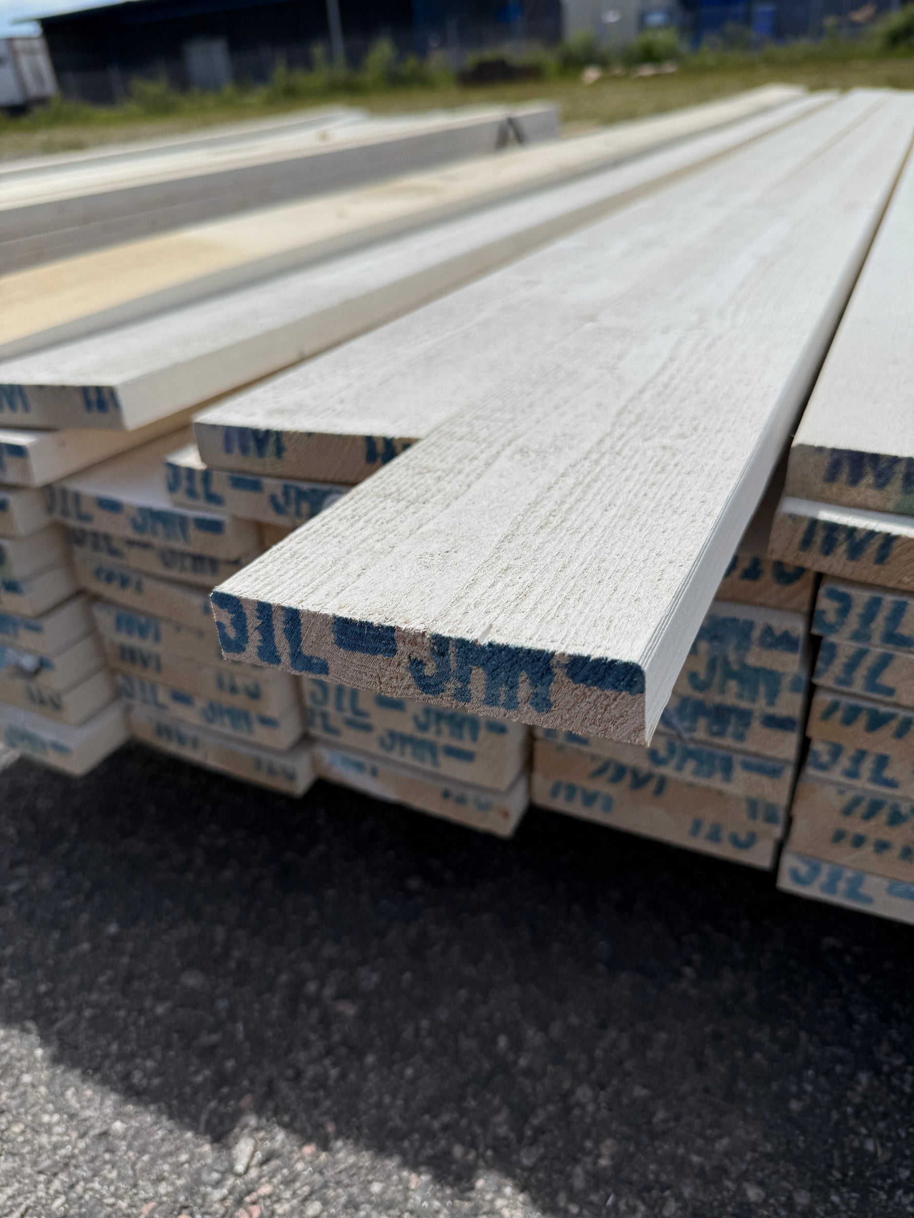 Paket Finsågade Brädor 22x120mm, 82st 3.60m Grundmålad