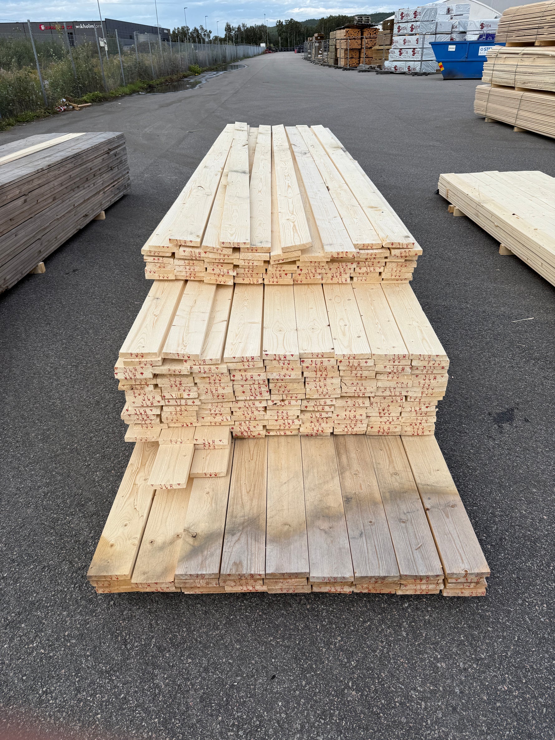 Parti Finsågade Brädor 22x120 mm – 4,20–5,40 m (Andra sortering)