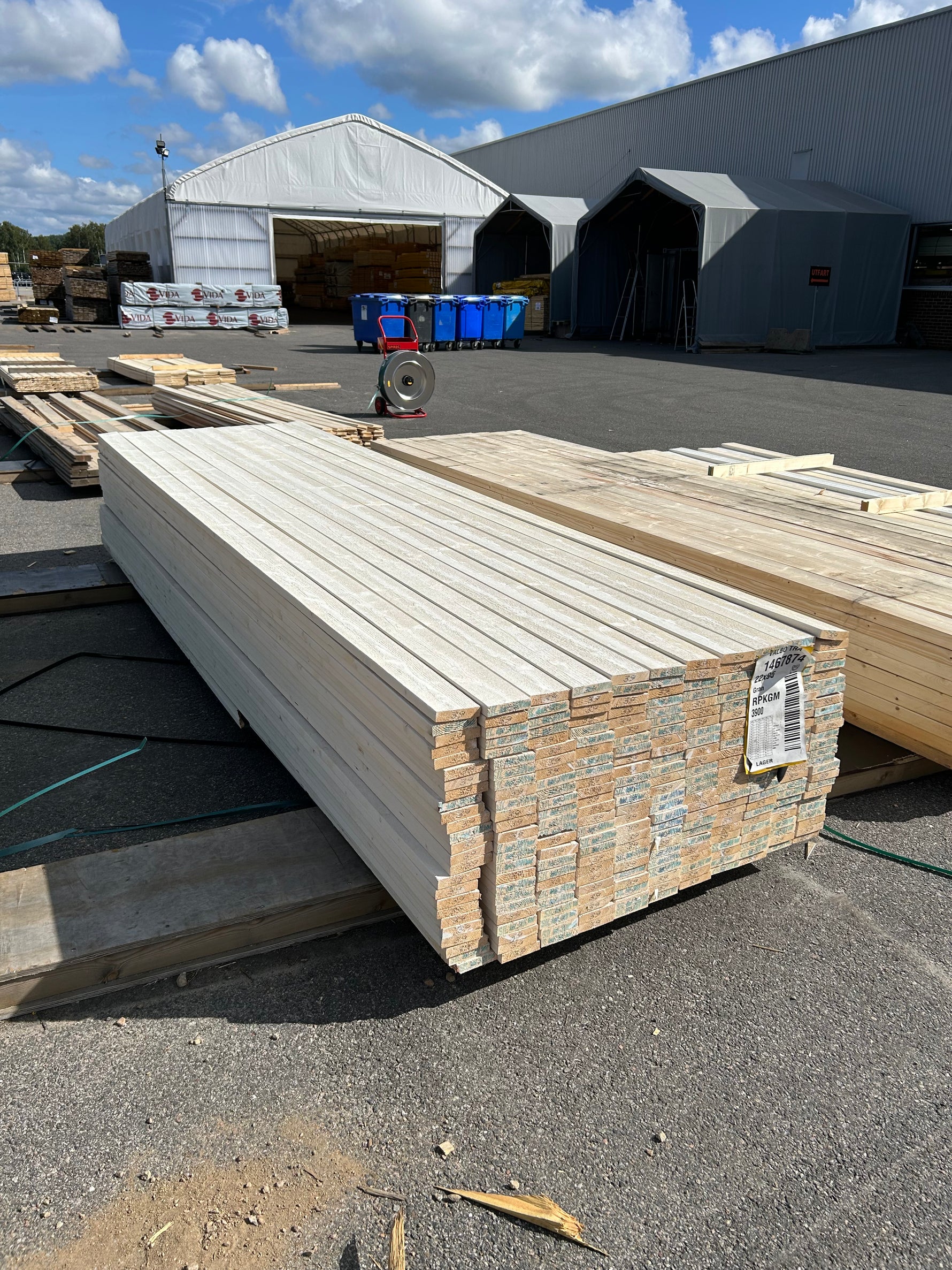 Paket Finsågade Brädor 22×95 mm 3,90 m 275 st Grundmålade