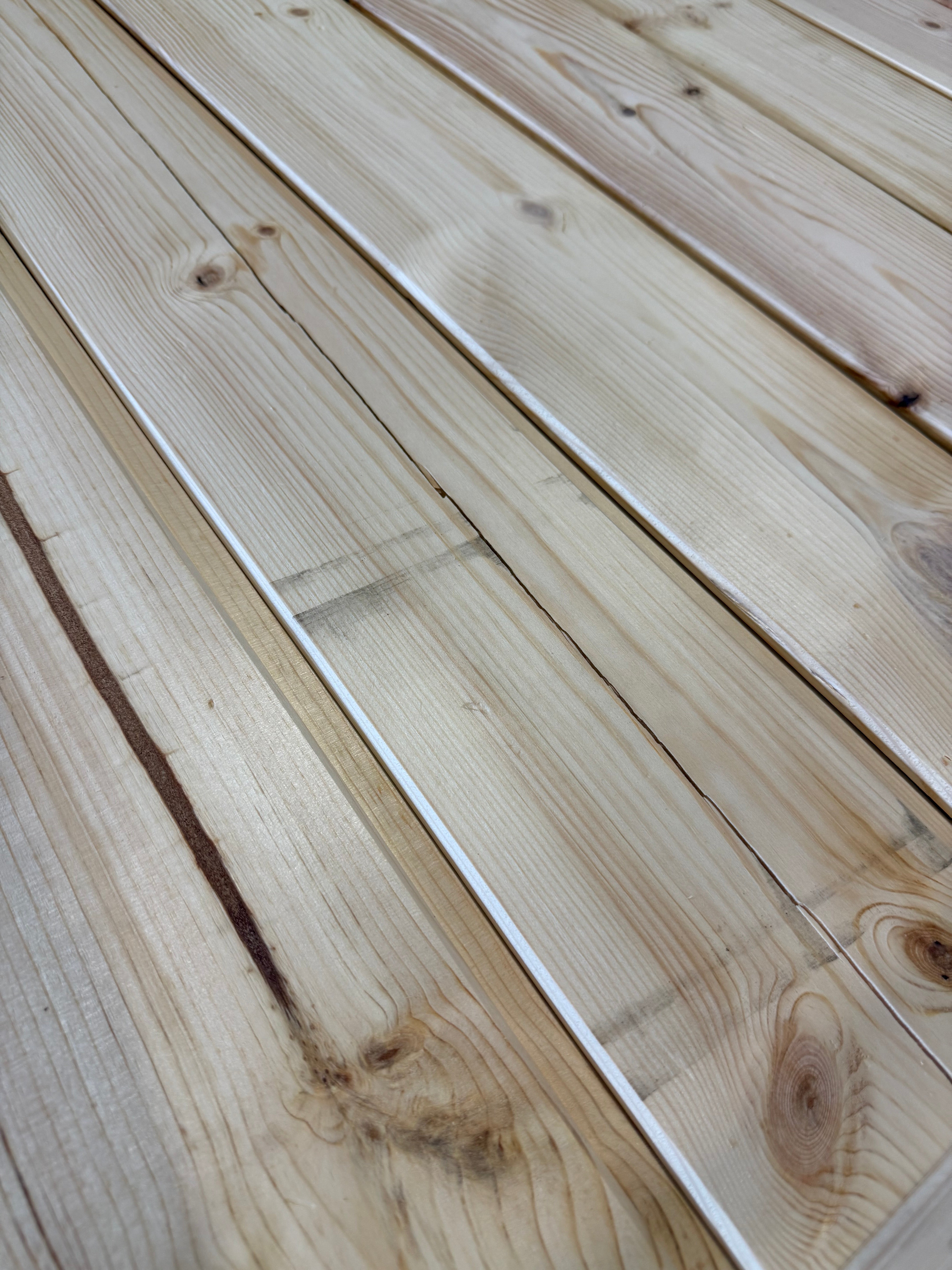 Paket Hyvlad Panel 27x145 – 190 st (4.20 m & 3.9 m) – Obehandlad Furu (Andrasortering)