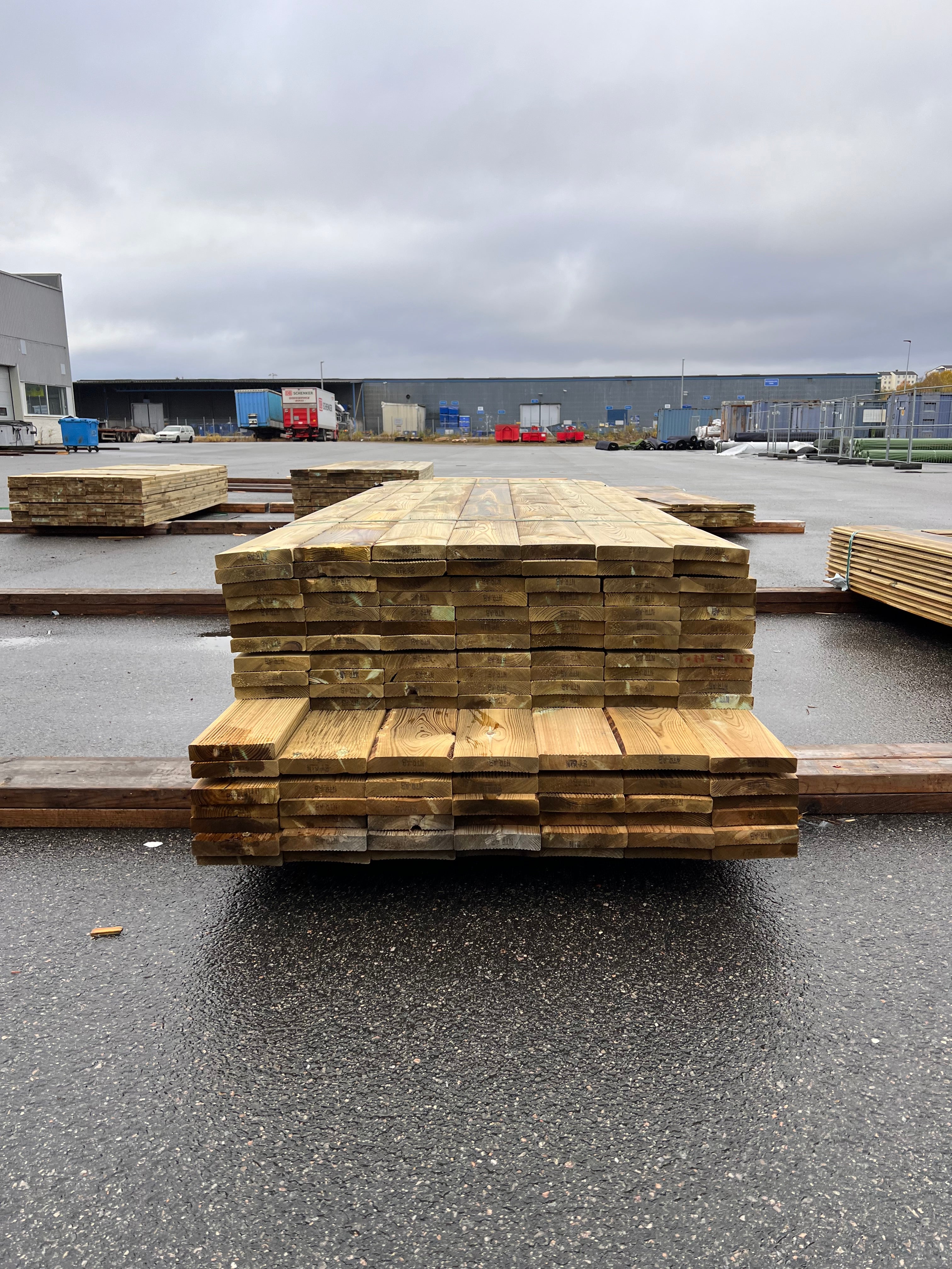 Paket Rillad Trall Tryckimpregnerad 28x145mm – 119 st (2,7–3,0 m, Furu, B-sortering)