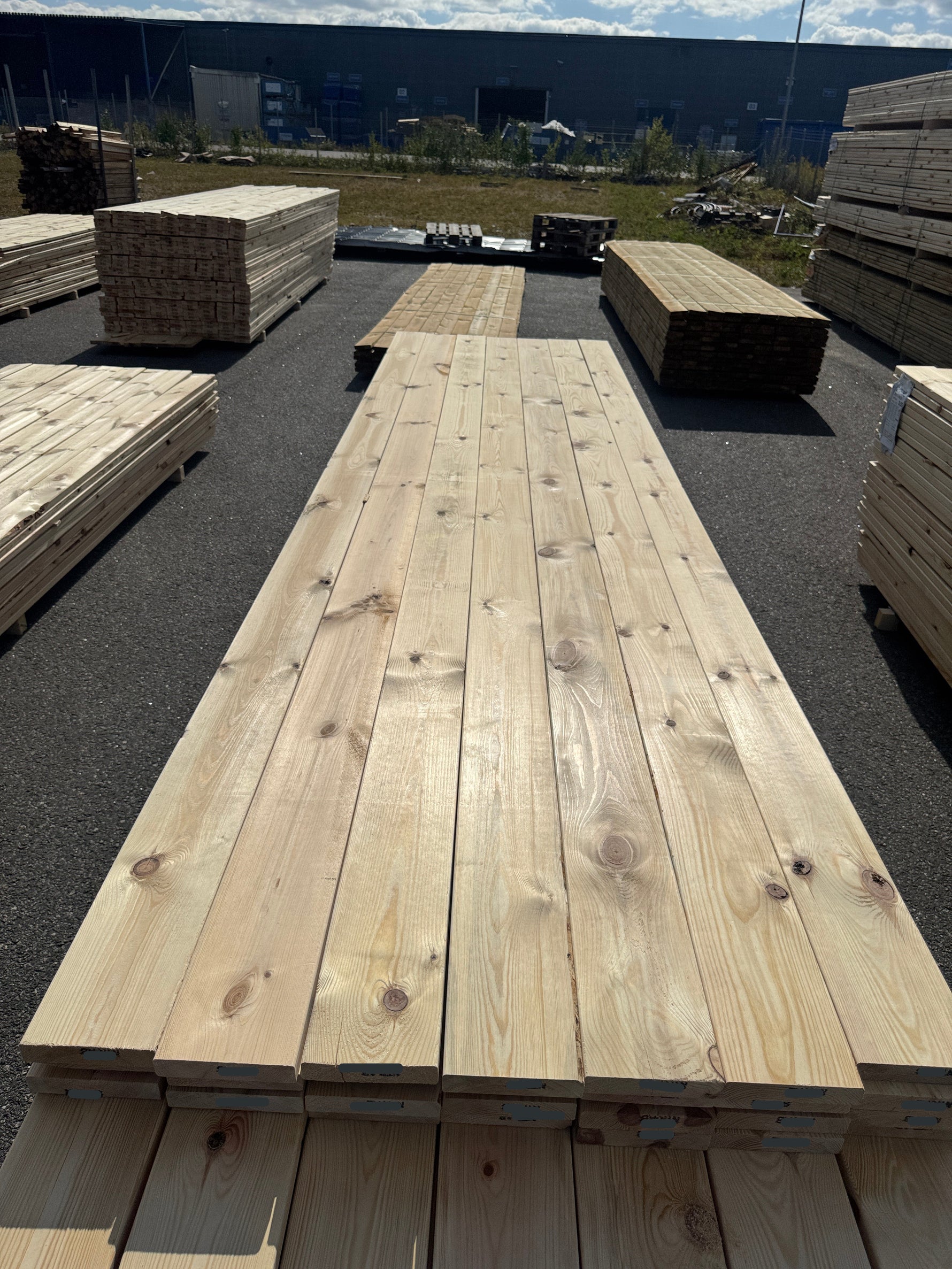 Paket Hyvlad 28x145 – 160st – 3.90–4.20 m – ANDRASORTERING
