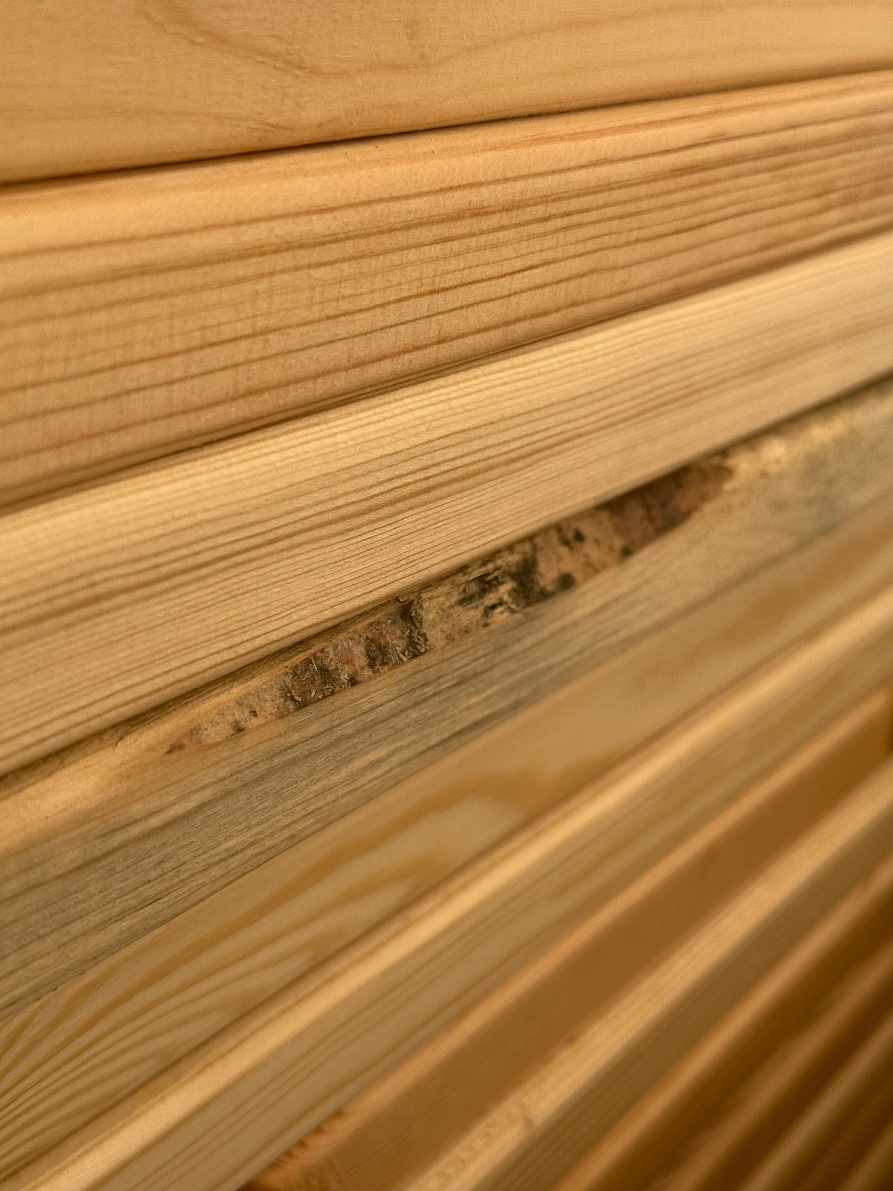 Hyvlad 28x120mm – Obehandlad Furu (Andrasortering)