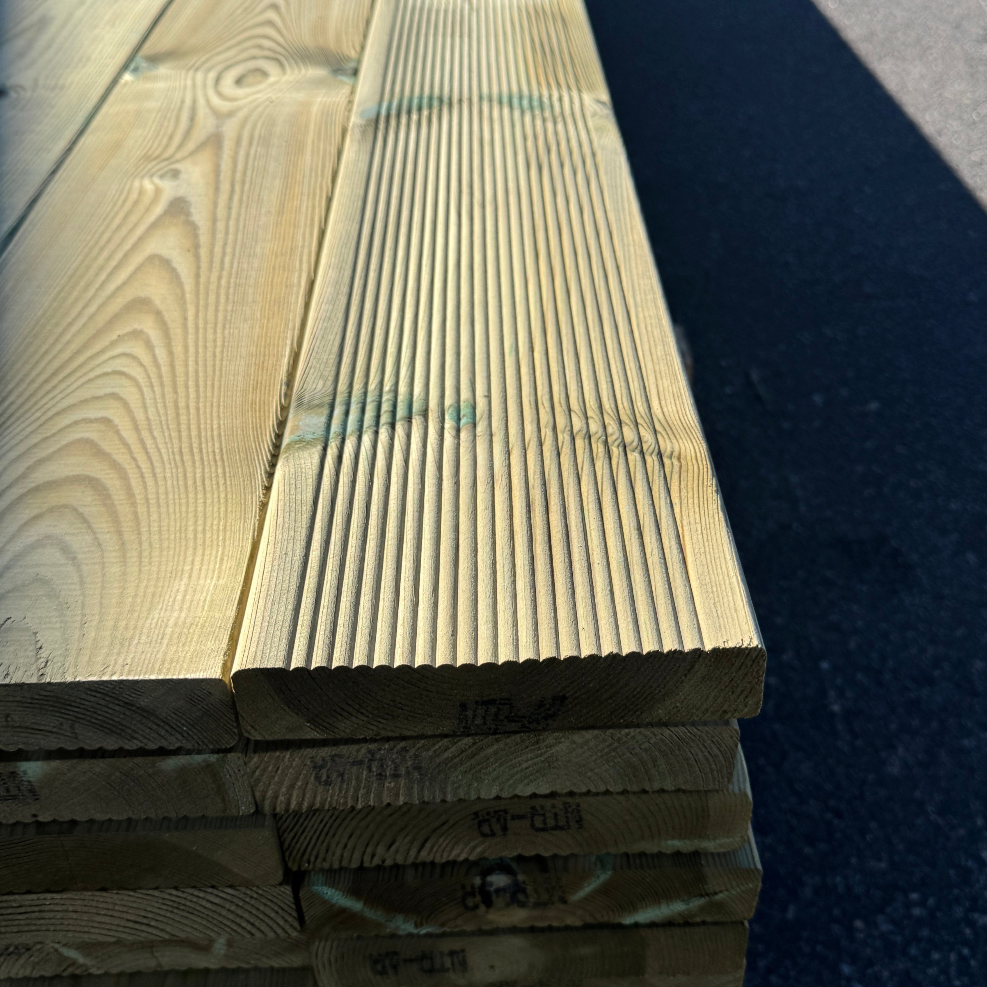 Trall 28x145mm Rillad – 4,80 m (furu, NTR AB, B-sort)