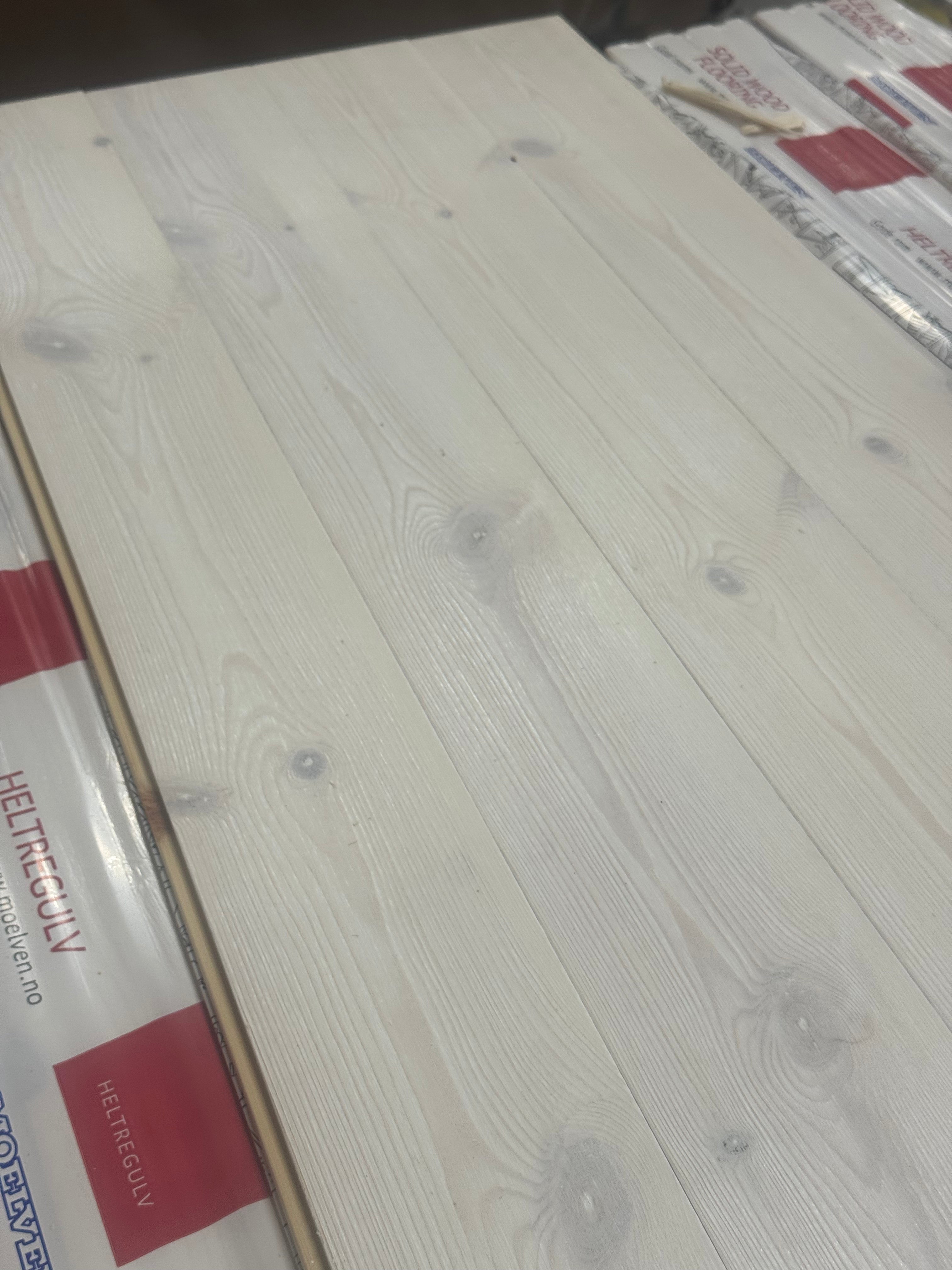 Moelven Furu Golv Snö 20x117mm - Per Bunt (4st 2,20m)